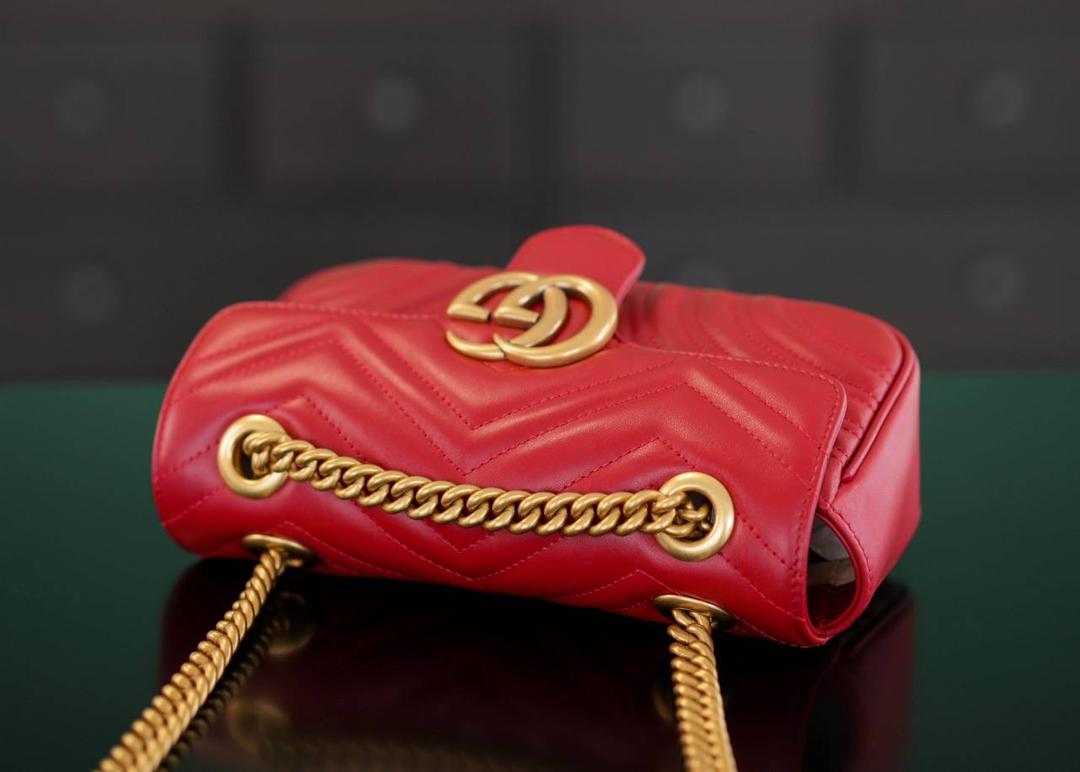 👜Marmont系列肩背包经典款 红色 22cm💕 （原厂皮 全铜五金） 正品售价¥18.000 独家原厂皮发售 限量级别 以前欣赏不了红色的包 但是现在真的觉得红色很赞很高级 黑色的衣服搭配个性张扬的红色 真的是又美又飒满满的女人味~ 官方款号 446744 尺寸小号：22x13x6cm 尺寸大号：26x15x7cm