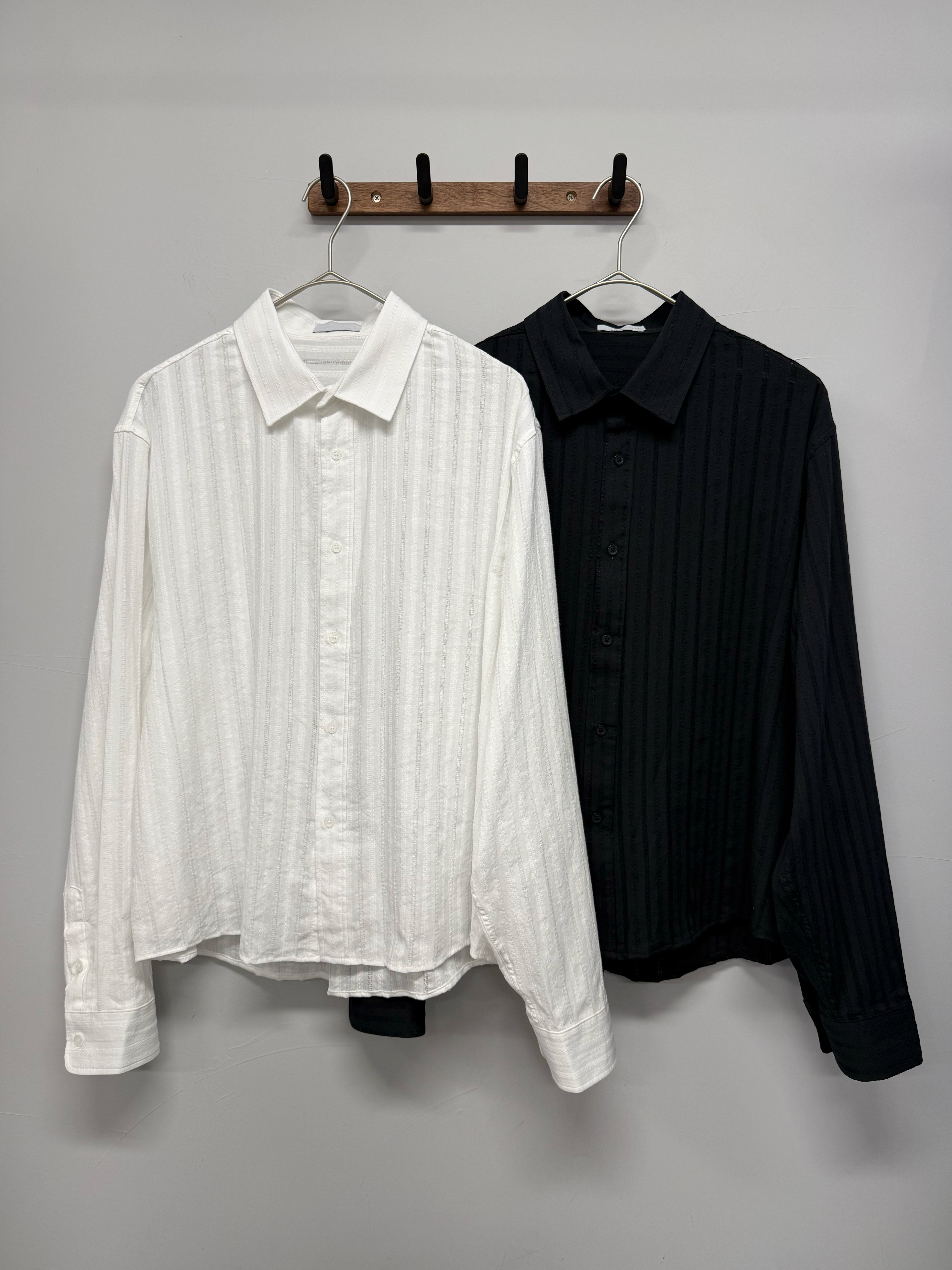 (Unisex)Embossed Stripe Boxy Shirt #sh19