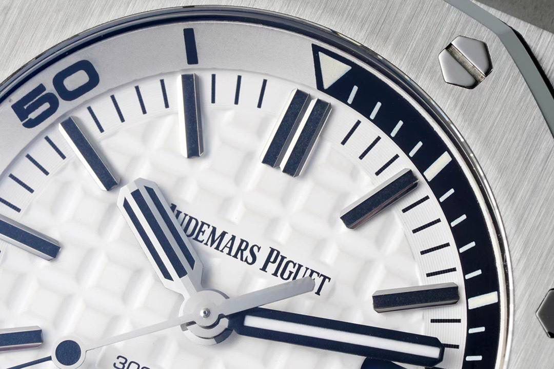 IPF打造经典——爱彼15710潜水之王！3120一体机芯，打造内在外在最强复刻 1.表壳采用多次打磨，只为了棱角数据吻合，材质触摸感觉一致； 2.最强机芯夹板打磨，特调色18K玫瑰金自动托颜色； 3.最人性化的可松动头粒缓冲区域，确保吻合原装设计； 4.最立体和最工整的盘面“饼干纹理”保证和正品一模一样： 5.最持久的夜光和对的最齐的内应刻度，IPF直击重点。 6.采用原装一致的装配结构，做到细微一致！ 7.最接近原装的指针，切面锋利整齐无毛刺； 8.最接近原装日历放大镜，通透性市面最强； 9.最强蓝宝镜面通透感官，并镀有防眩晕增透镀膜； 最最主要的机芯：采用一体AP.CAL.3120机芯，功能稳定，动力储存原装一致的41小时，外观一致！潜水之王，重新归来！