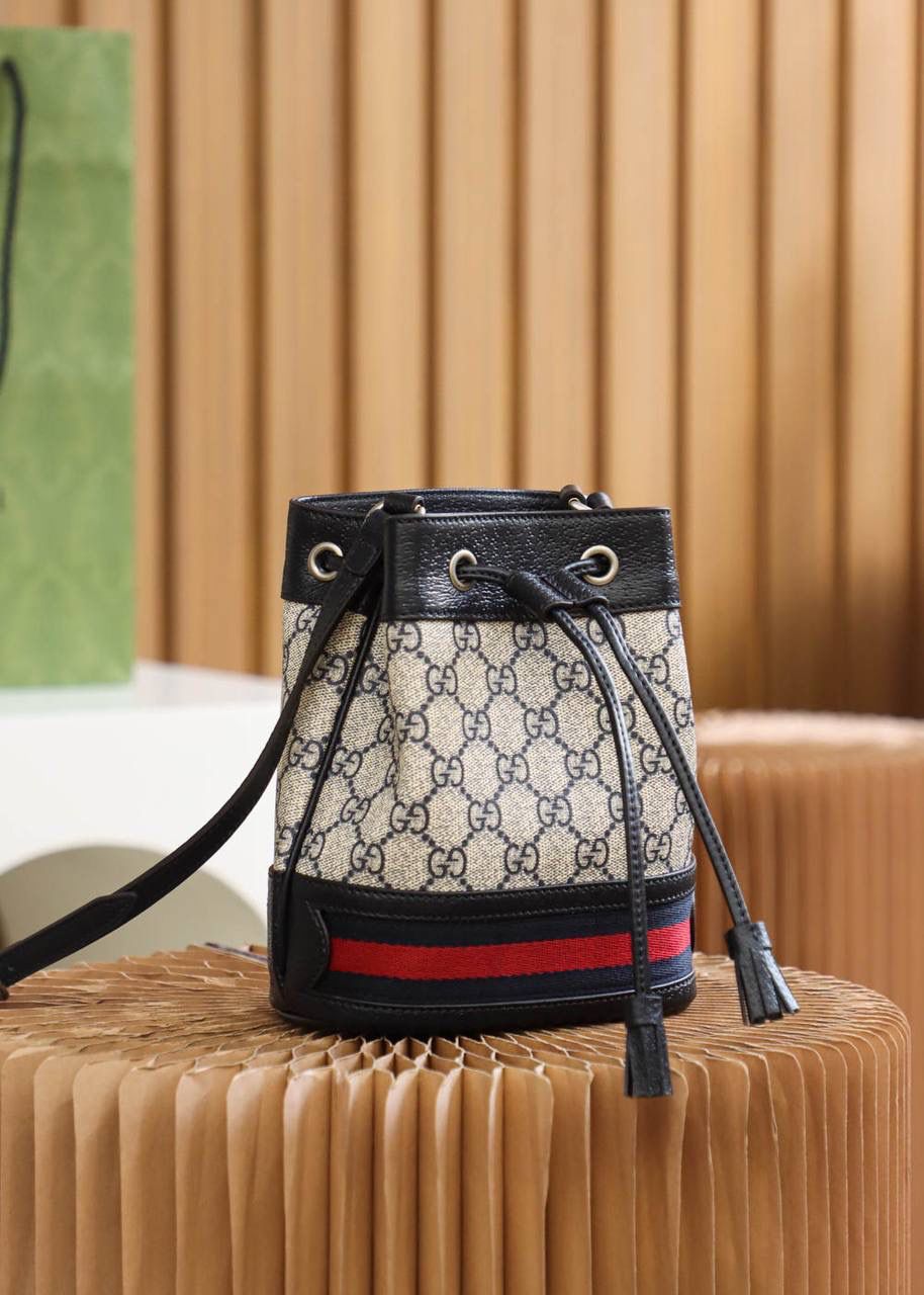 新配色𝑶𝒑𝒉𝒊𝒅𝒊𝒂 𝑮𝑮系列 原厂皮#550620# 🔷尺寸：15.5*19*9cm🔷 新配色𝐌𝐢𝐧𝐢小水桶，搭配全新的配色设计， 颜值真的是长在巅峰的审美上， 一年四季都非常百搭的小水桶造型， 承载着经典著作的味道，却以全新的面貌焕然一新，麻雀虽小，五脏俱全的日常容纳量，也是妥妥的满足了日常出街的使用感！