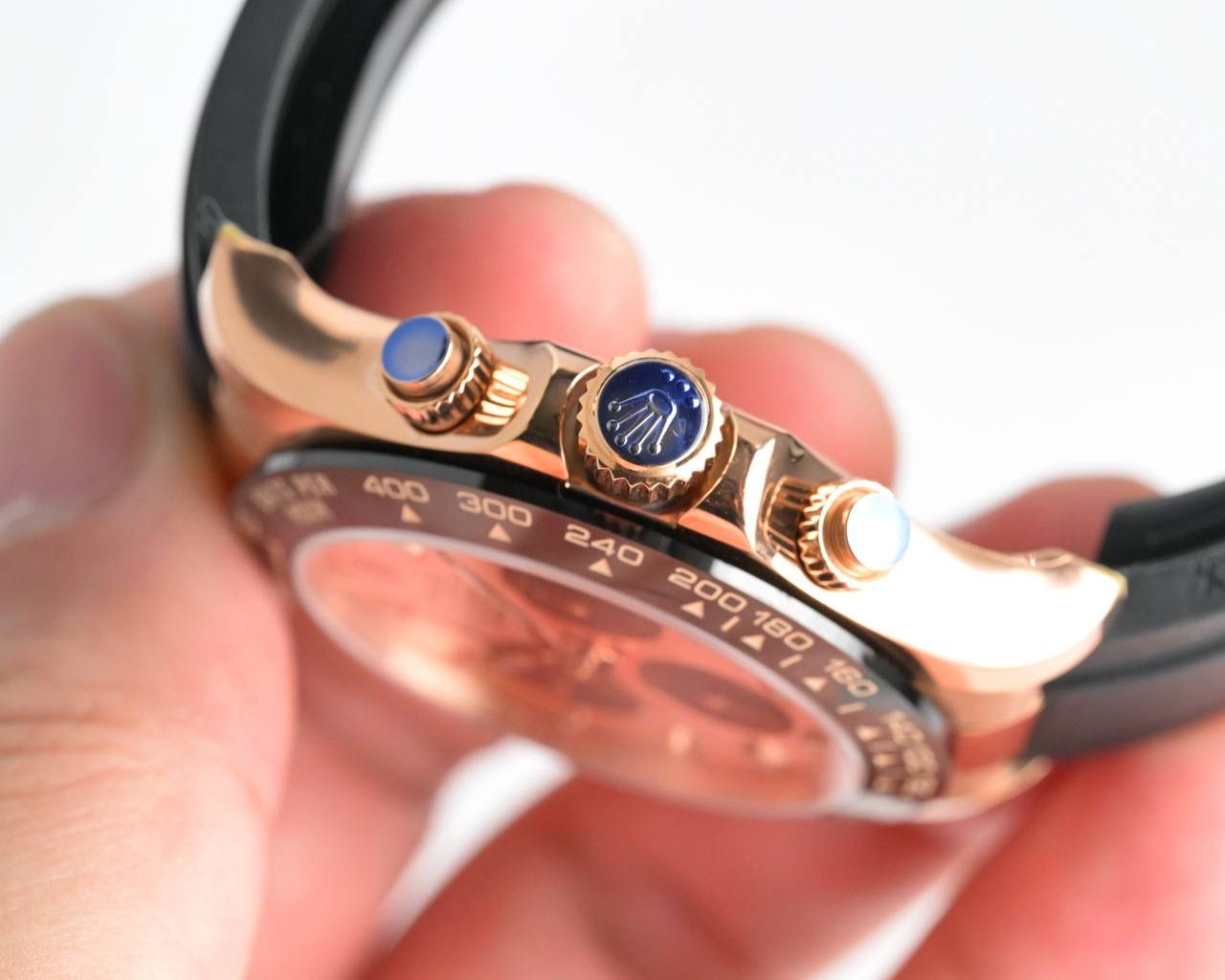 18k包金 ROLEX-劳力士迪通拿系列一档调时 计时秒针 3字位9字位小针 功能原装一致！表壳原版开模，表盘尺寸40mm。厚度目前市面上最接近原装的 陶质实心外圈连计速刻度（采用真陶瓷工艺 刮不花 永不退色 质感和正品一致）功能盘字体和盘面logo采用叠加印刷工艺，从侧面观察会有微微隆起之感。盘面的底色纹路经过无数次过滤改正，确保百分百吻合与原装。其上的劳力士金属LOGO单独开模，无论是立体感还是圆润度均可PK原装 易读Chroma light夜光显示 配长效夜光物质。表镜平形蓝宝石水晶玻璃 抗刮损，效果绝不重影，吻合正品。⚠⚠六字位正品一致的有防伪的小皇冠👑（注意细节）表扣采用进口精钢1:1散件打磨而成 拉沙内侧 腐蚀劳力士钢印 外置正品一模一样的表扣保险环，完美在每一个细节！