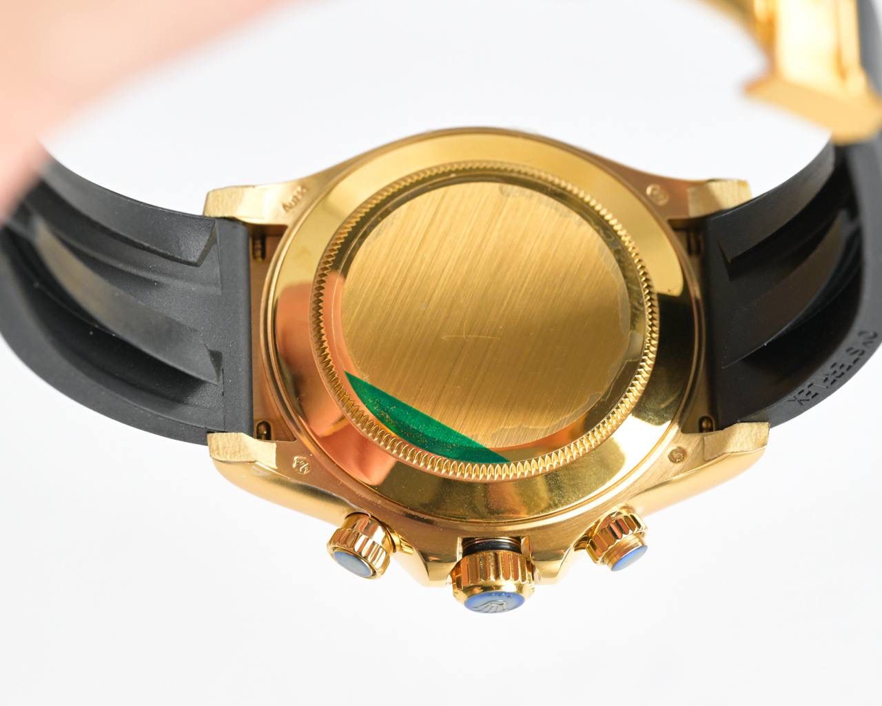 18k包金 现货供应 ROLEX-劳力士迪通拿系列 GTC中国国检检测证书，联网可查！一档调时 计时秒针 3字位9字位小针 功能原装一致！表壳原版开模，表盘尺寸40mm。厚度目前市面上最接近原装的 陶质实心外圈连计速刻度（采用真陶瓷工艺 刮不花 永不退色 质感和正品一致）功能盘字体和盘面logo采用叠加印刷工艺，从侧面观察会有微微隆起之感。盘面的底色纹路经过无数次过滤改正，确保百分百吻合与原装。其上的劳力士金属LOGO单独开模，无论是立体感还是圆润度均可PK原装 易读Chroma light夜光显示 配长效夜光物质。表镜平形蓝宝石水晶玻璃 抗刮损，效果绝不重影，吻合正品。⚠⚠六字位正品一致的有防伪的小皇冠👑（注意细节）表扣采用进口精钢1:1散件打磨而成 拉沙内侧 腐蚀劳力士钢印 外置正品一模一样的表扣保险环，完美在每一个细节！