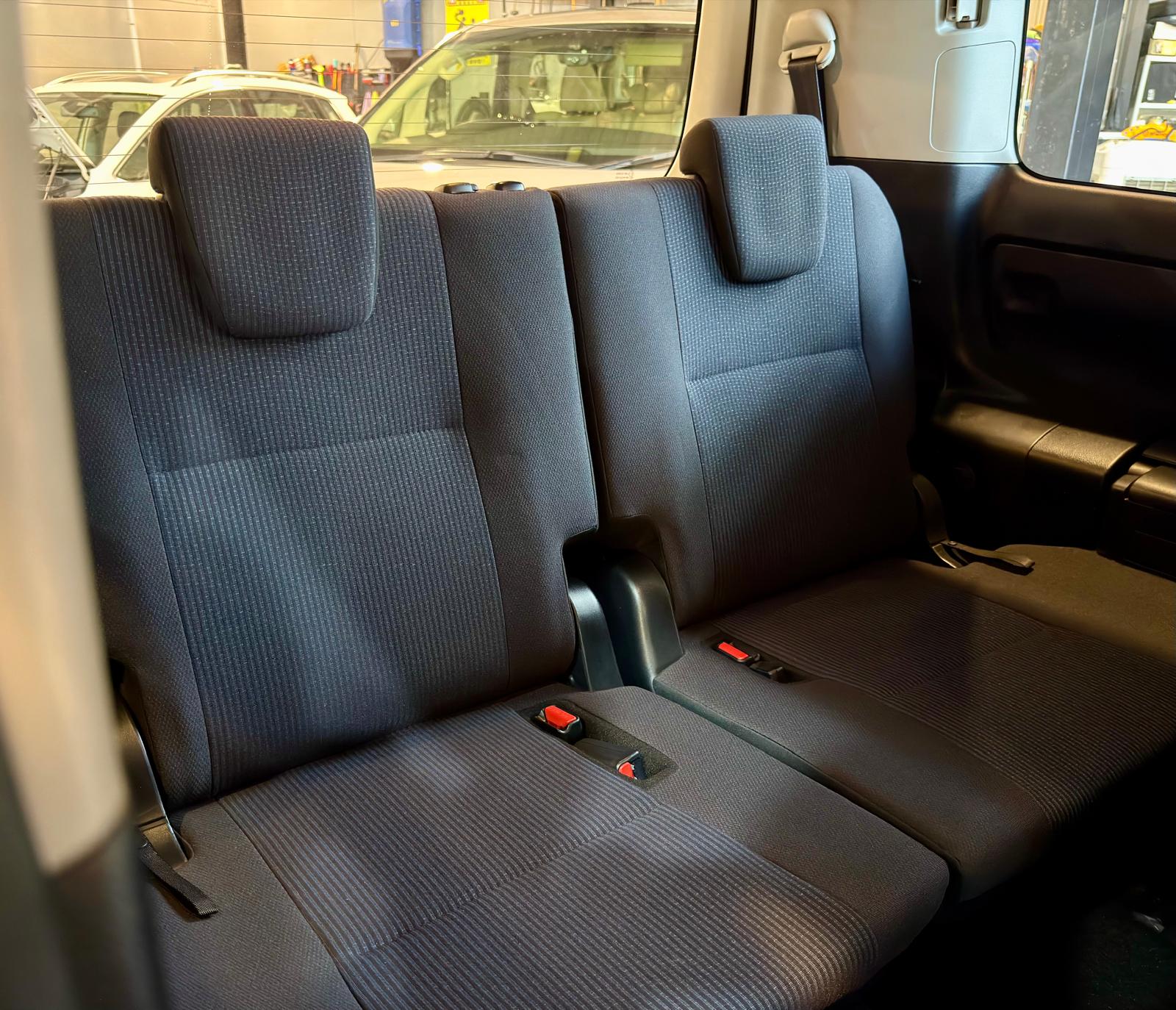 Toyota NOAH Hybrid 2015