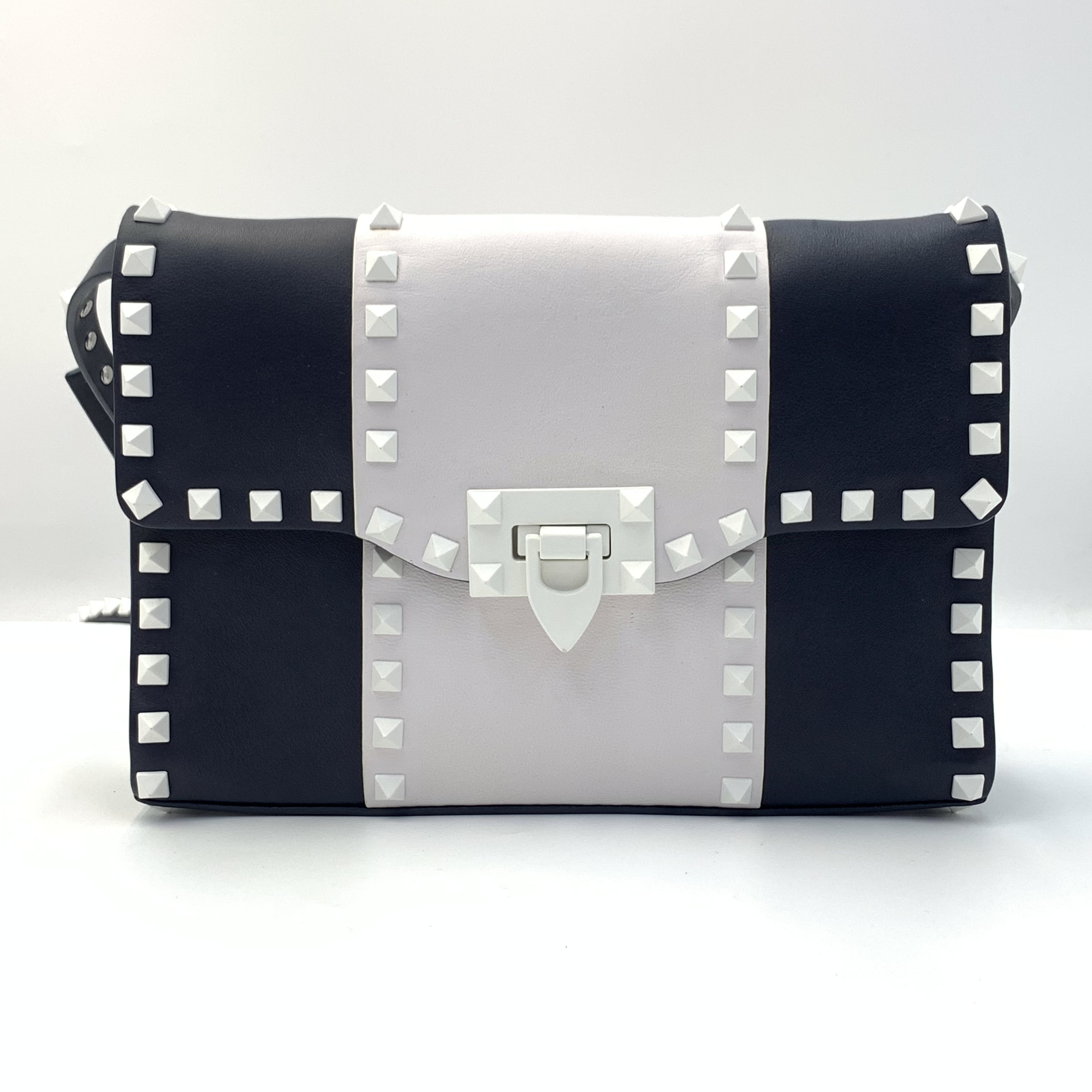 Valentino 鉚釘斜孭袋 藍白配牛皮革 搖滾風格飾釘