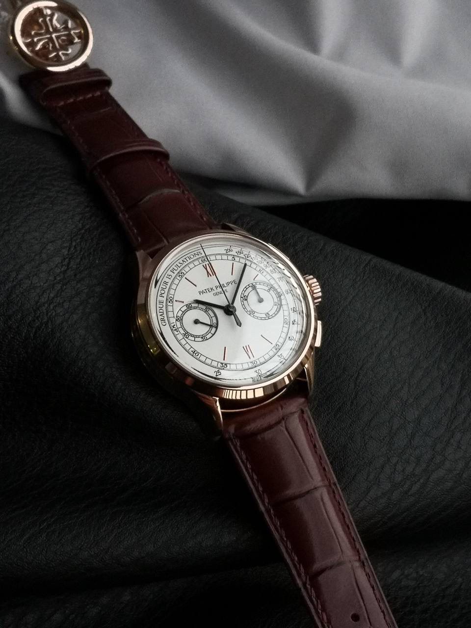 百达翡丽复杂功能时计5170G多功能腕表，堪称腕表精品当中的精品！😍✨🔥 腕表直径为42毫米，作为一款男士腕表，它的表盘大小适中。为我们奉上对称的美感，整个表盘的布局大方得体，包括了如此之多的功能的同时，又不会让人觉得繁杂。 机芯采用了7750机芯完美还原正品诸多功能，提供了强大的时间衡量功能。意大利牛皮表带，专属的灯笼扣，任何季节，任何场所，任何职业人均适合佩戴，让手腕佩戴得更舒适，让气质绽放。此款腕表具有30米防水功能，满足大众日常生活，休闲度假必备腕表。 百达翡丽5170G可以说是腕表中的精品，功能方面的巧妙构思，外观上的合理布局，以及优越的机芯性能，无一不体现出百达翡丽的独特设计，一件经典的艺术品，一件完美的收藏品。