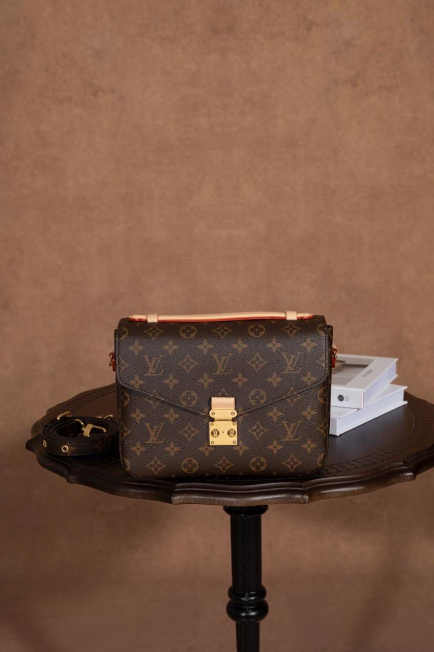 LV POCHETTE METIS🎀大邮差包 ✨ 法国原厂料 + 原厂皮 + 全钢五金 质感真的很稳，拿在手上就知道不一样，高级感直接出来 😍 这款邮差包因为设计经典， 所以一直被叫做 “入门级邮差包” 👜 但不要小看它哦～ 👉 超百搭、👉 超耐看、👉 永远不过时