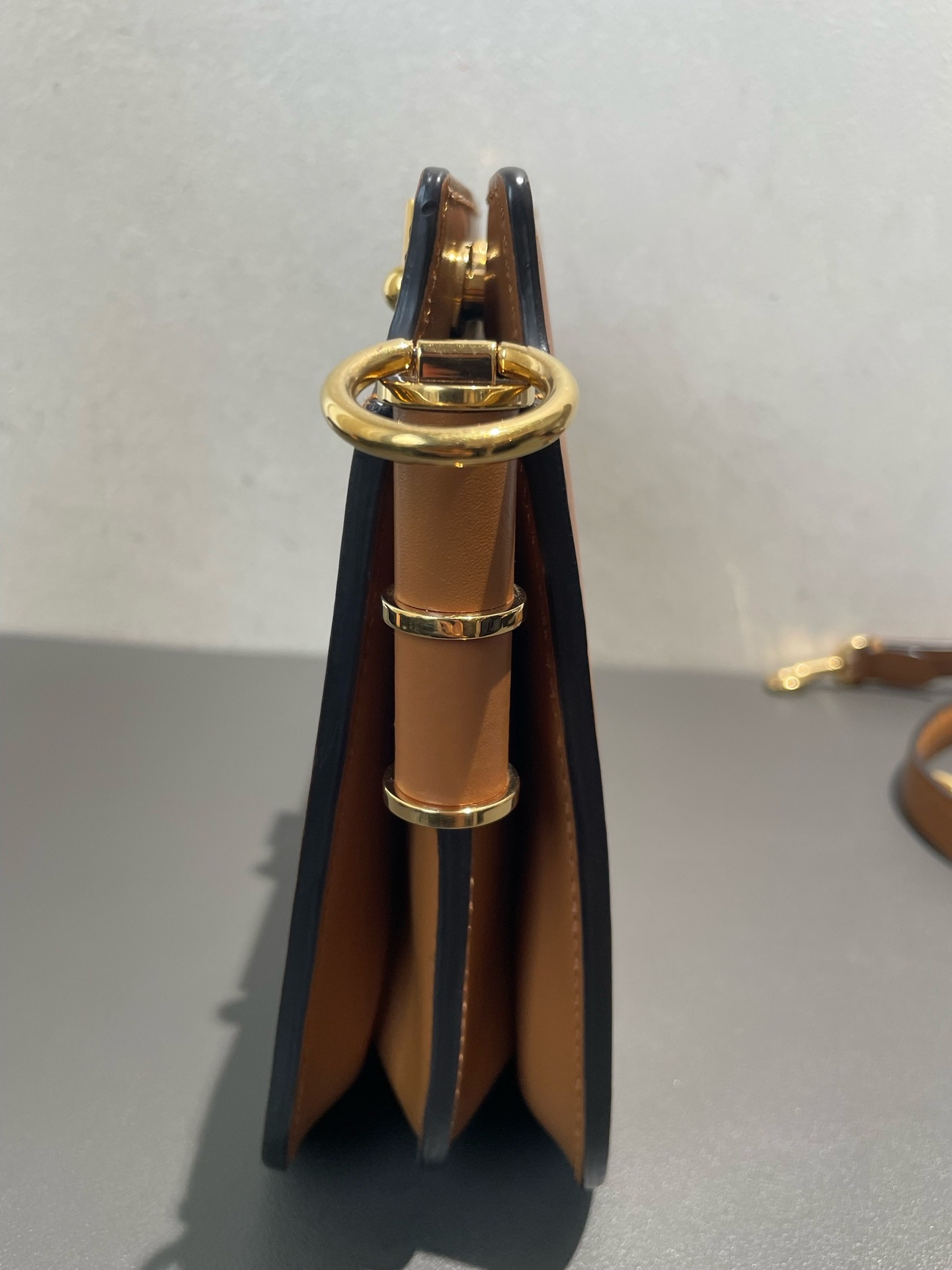 【預訂貨品】FENDI焦糖色金扣風琴包