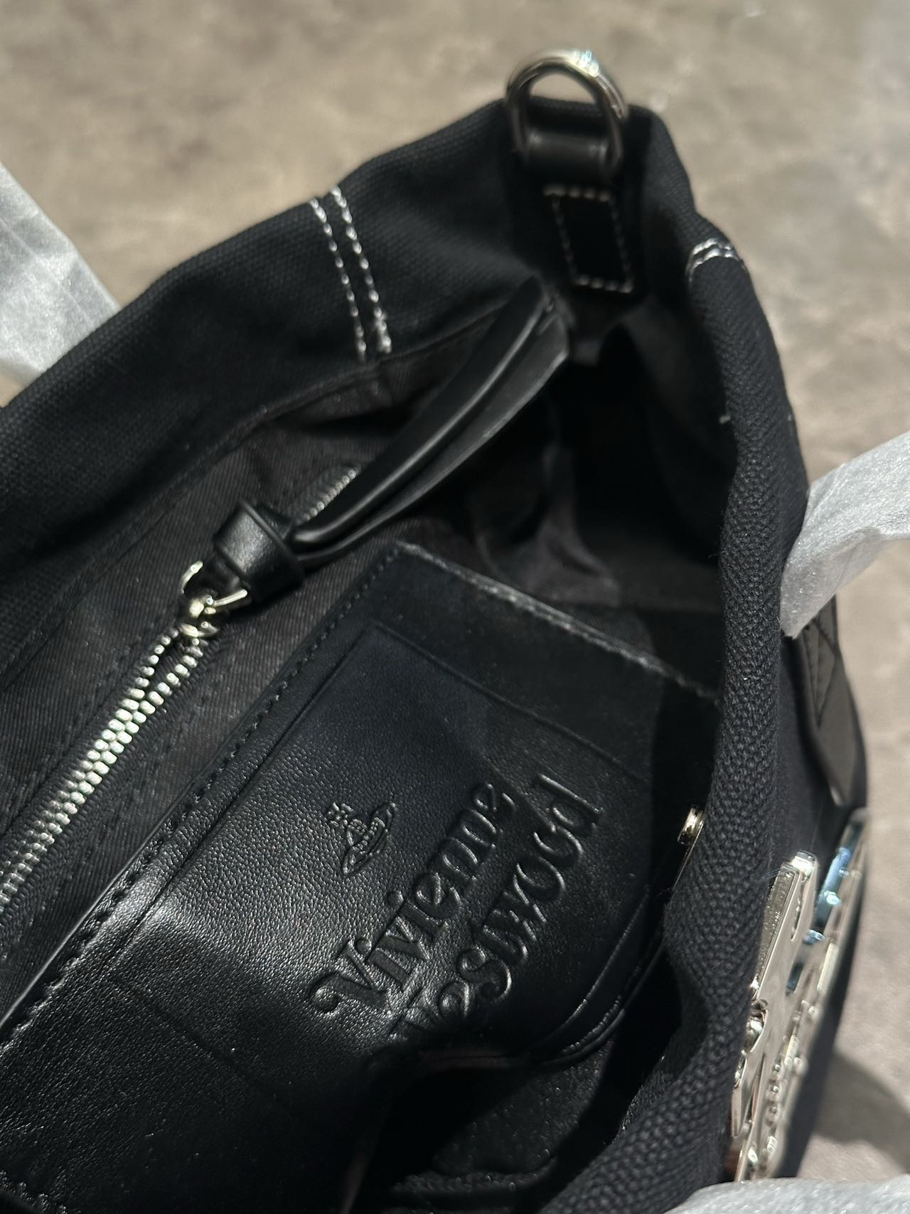 $299隻。Vivienne Westwood 新款手提單肩帆布袋