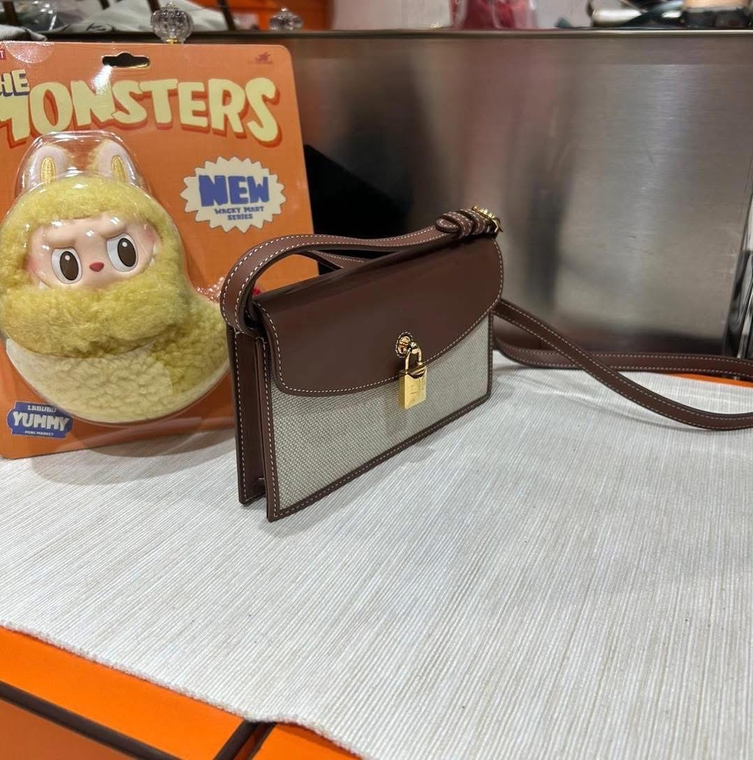 LORO PIANA EXTRA POCHETTE WALLET ON STRAP, 100%Authentic ,95%new 專門店售價$15,300 