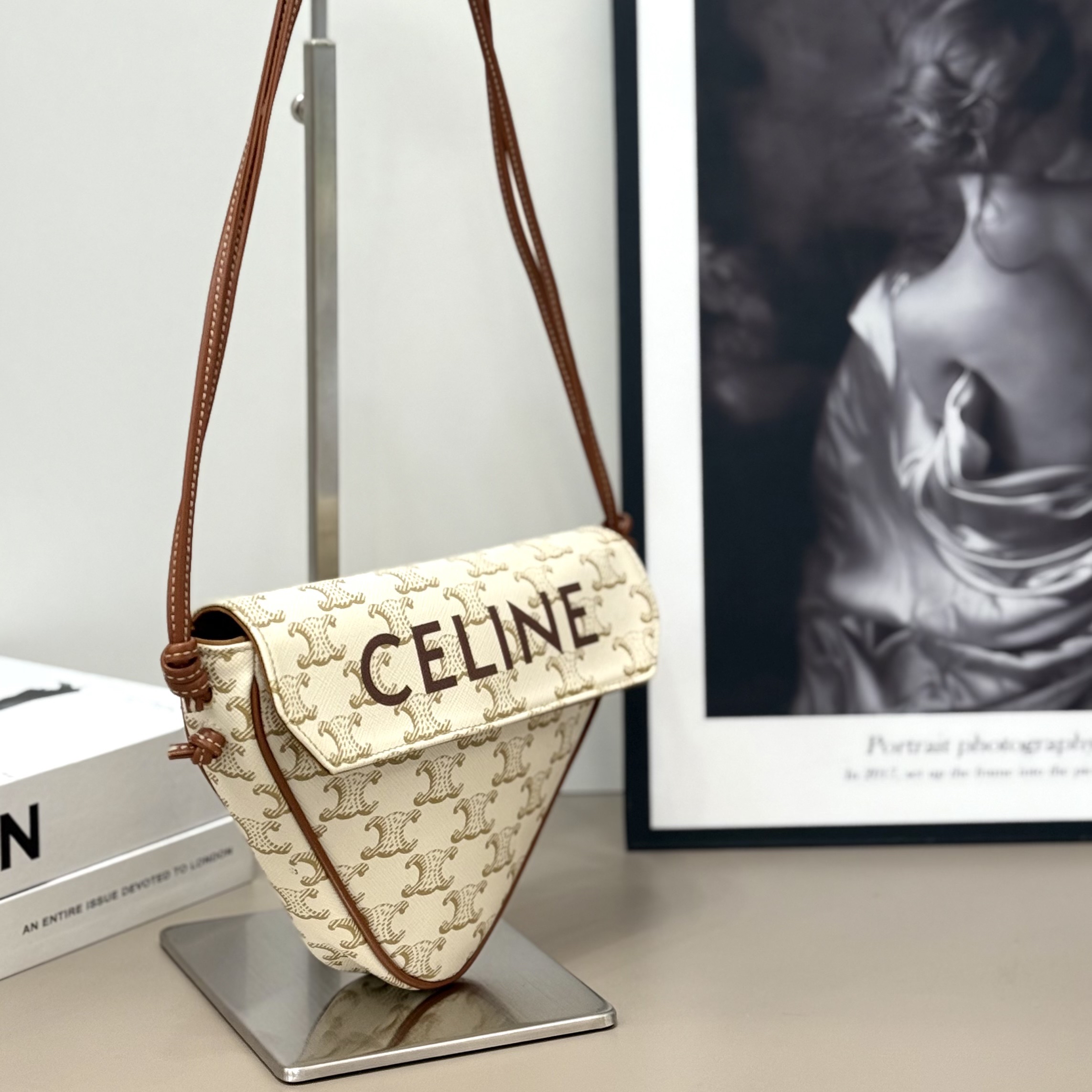 【預訂貨品】Celine白色老花三角包 