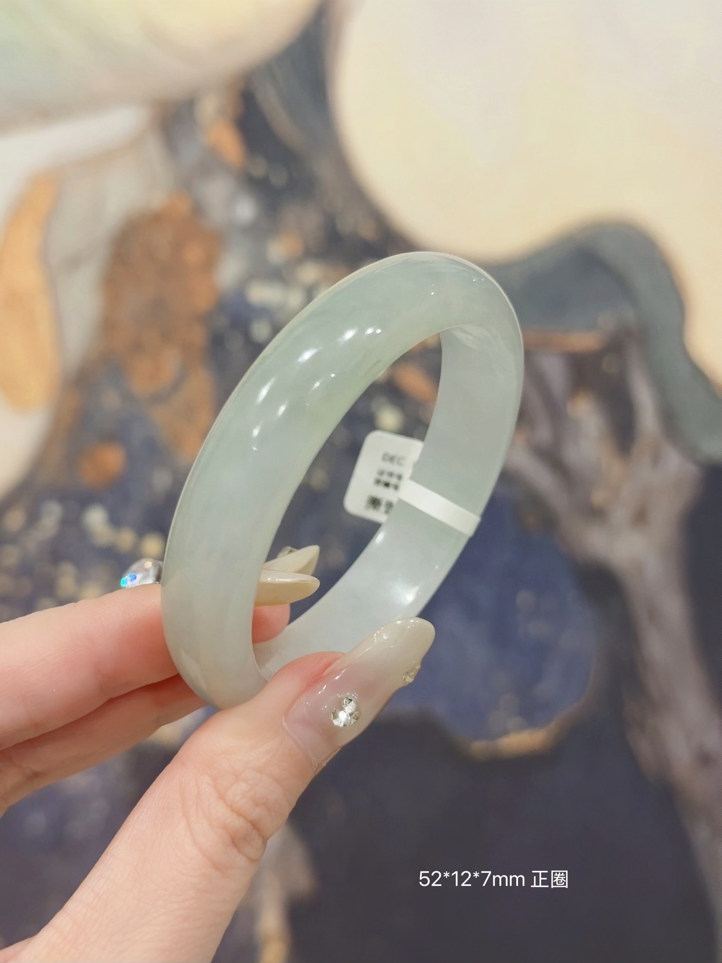 ✨晴底白月光 · 半山水翡翠手镯✨一半清透晴底，一半柔润白月光像山水之间的光影流转，温柔又有层次感这只不是普通的种水镯而是自带意境的半山水美感，内润起光，收藏级别的美镯📏产品规格	圈口：52mm（51/52/53合适）	宽度：12mm	厚度：7mm  镯型：正圈🛍️购买保障🇲🇾 马来西亚现货📜 附正规鉴定证书⏳支持3天鉴赏期✈️ 全球配送#马来西亚翡翠 #怡保 #吉隆坡 #新山 #新加坡