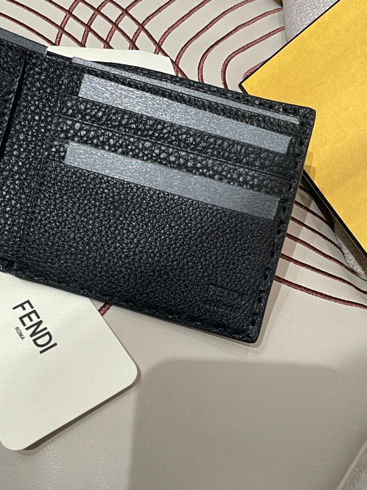 Fendi Bi-fold wallet Calfskin 黑色小牛皮短銀包 100%Authentic,未使用品✅box