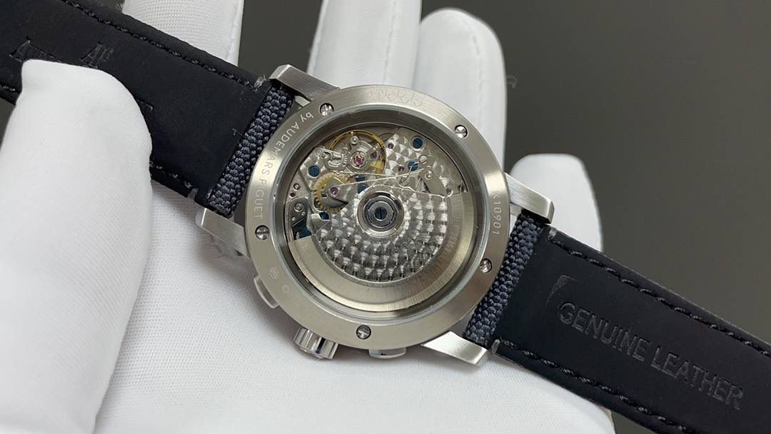 🚀皇家橡树26048离岸型41爱计时机械腕表💯 1.壳套按照原装开模多道工序顶级处理 2.一体字面立体工整的盘面“饼干纹理”和原装一模一样 3:316精钢表壳原装开模细节经过多道工序的打磨磨砂处理 4.7750机芯9字位小秒走时精准 5.表镜选用进口防眩水晶蓝宝石玻璃镜面 6.表带搭配进口意大利小牛皮以及帆布皮带，表扣实用原装针扣，尺寸41mm，爱彼入门级强烈推荐，精品打造