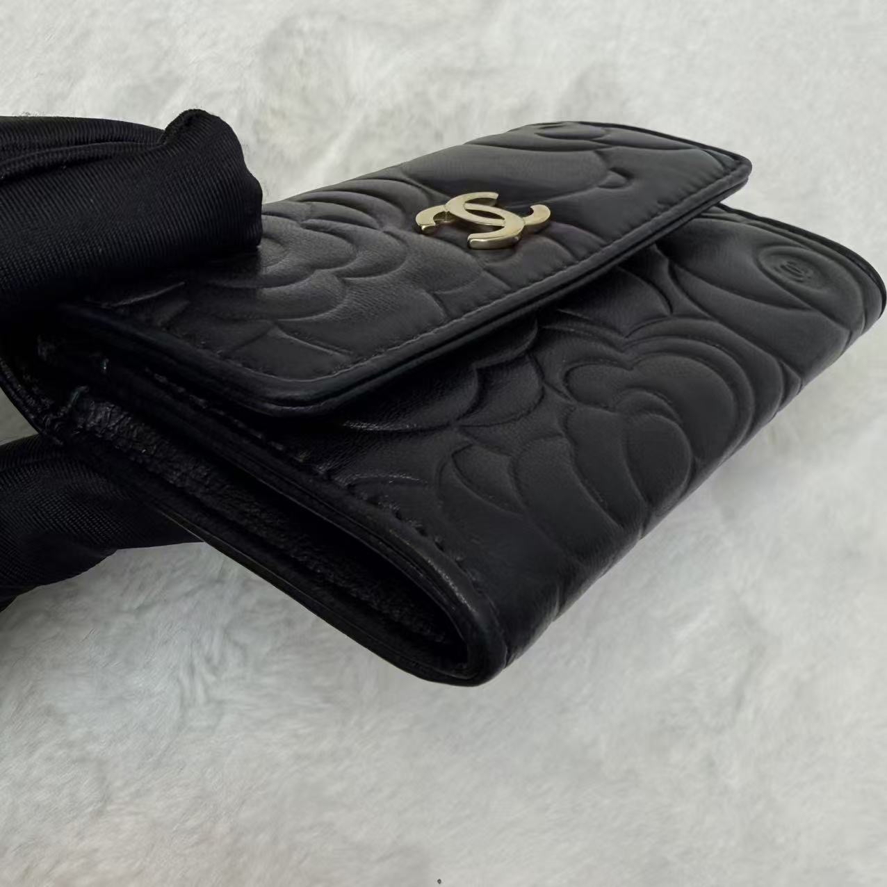 Chanel香奈兒卡包 山茶花系列錢包 黑金羊皮 橫版 山茶花壓紋C Logo零錢包 男女同款手拿包 16開