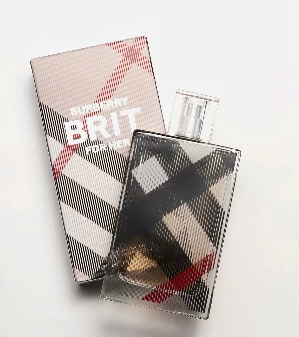 904974  Burberry Brit For Her香水​​ 【原单香水加工加料】  🌸Burberry Brit For Her香水，经典英伦格纹包装，100ml大容量。清新花果香调，前调是青柠、梨和杏仁，活力满满；中调牡丹和杏仁糖，甜美优雅；后调香草、琥珀、桃花心木，温暖持久✨。适合日常或正式场合，甜美知性又优雅自信，成熟女生必入！  下单去网站@CLM126.COM