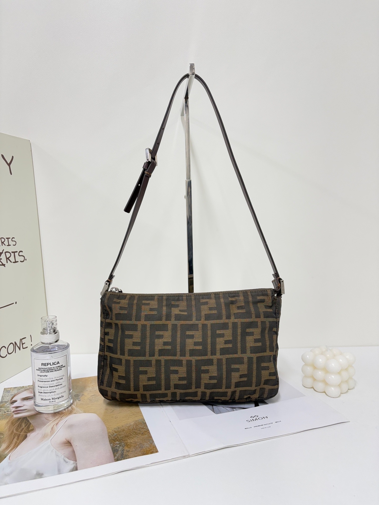 【預訂貨品】Fendi老花法棍腋下包