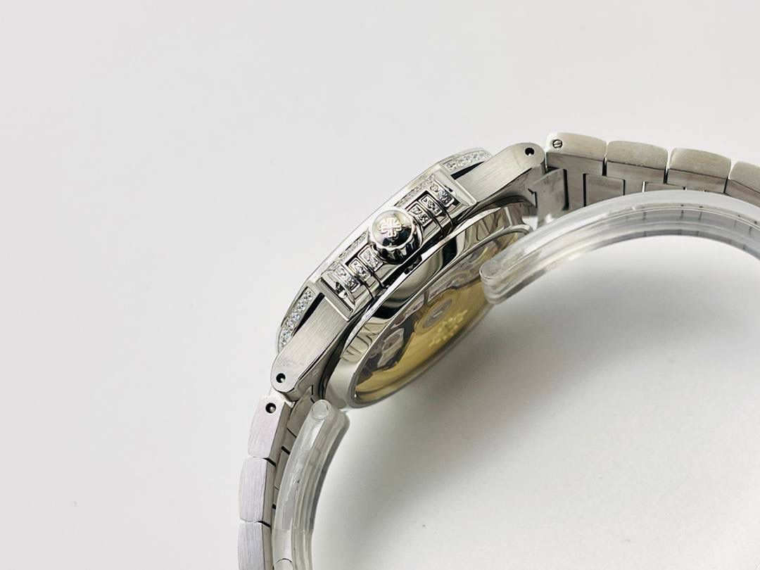 —百达.翡丽7118女士鹦鹉螺 满钻限量款 少量到货，限量供应（全身采用八心八箭天然奥宝水钻）😍😍 1⃣️腕表:定制9015改324 S自动一体上链机械机芯，中心大秒针！ 2⃣️表盘:密镶钻，拥有286颗钻 3⃣️表壳:密镶拥有518颗钻，拥有蓝宝石水晶透盖。 4⃣️直径35.2MM！ 5⃣️表链:采用拥有1729钻采用罕见的“不规则雪花镶钻”工艺，令腕表更添耀眼光彩，这项工艺需要将大小各异的钻镶嵌并固定到位，尽可能隐匿每颗钻之前的贵金属痕迹。 6⃣️顶配鹦鹉螺7118满天星！ 目前算是最奢华的女款鹦鹉螺 应该没有人能拒绝了它了吧？ 雪花❄️镶钻全身 不仅是表盘，表带都是雪花镶钻总之一个字“闪”（白色为真空炉内白金，玫色为真空炉内纳米玫瑰金）