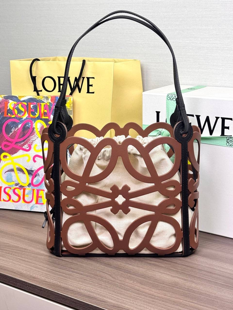 📍小号𝘼𝙣𝙖𝙜𝙧𝙖𝙢 𝙏𝙤𝙩𝙚镂空包 —【棕色到货😍】 编码：652210 尺寸：𝟑𝟐-𝟏𝟐-𝟐𝟓.𝟓𝐜𝐦 ❤️以品牌经典Anagram图案镂空牛皮革制成•搭配牛皮革提手肩带和人字形棉帆布束带内袋。 ❤️可肩背或手提。包包自重轻•容量大•优雅与洒脱•自由切换。