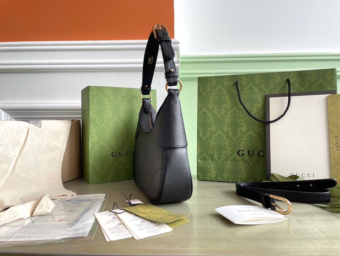 独家特级正品 。G731817！尺寸：25x19x7cm！Cosmogonie)系列在意大利历史悠久的蒙特城堡亮相。这一全新的新月造型小号肩背包从品牌典藏元素汲取灵感，采用柔软皮革材质呈现，并饰有在20世纪70年代亮相的双G标志🔥🔥🔥 它配有两条可肩带 可调节肩带（55厘米高） 可拆卸链式肩带（26厘米高）