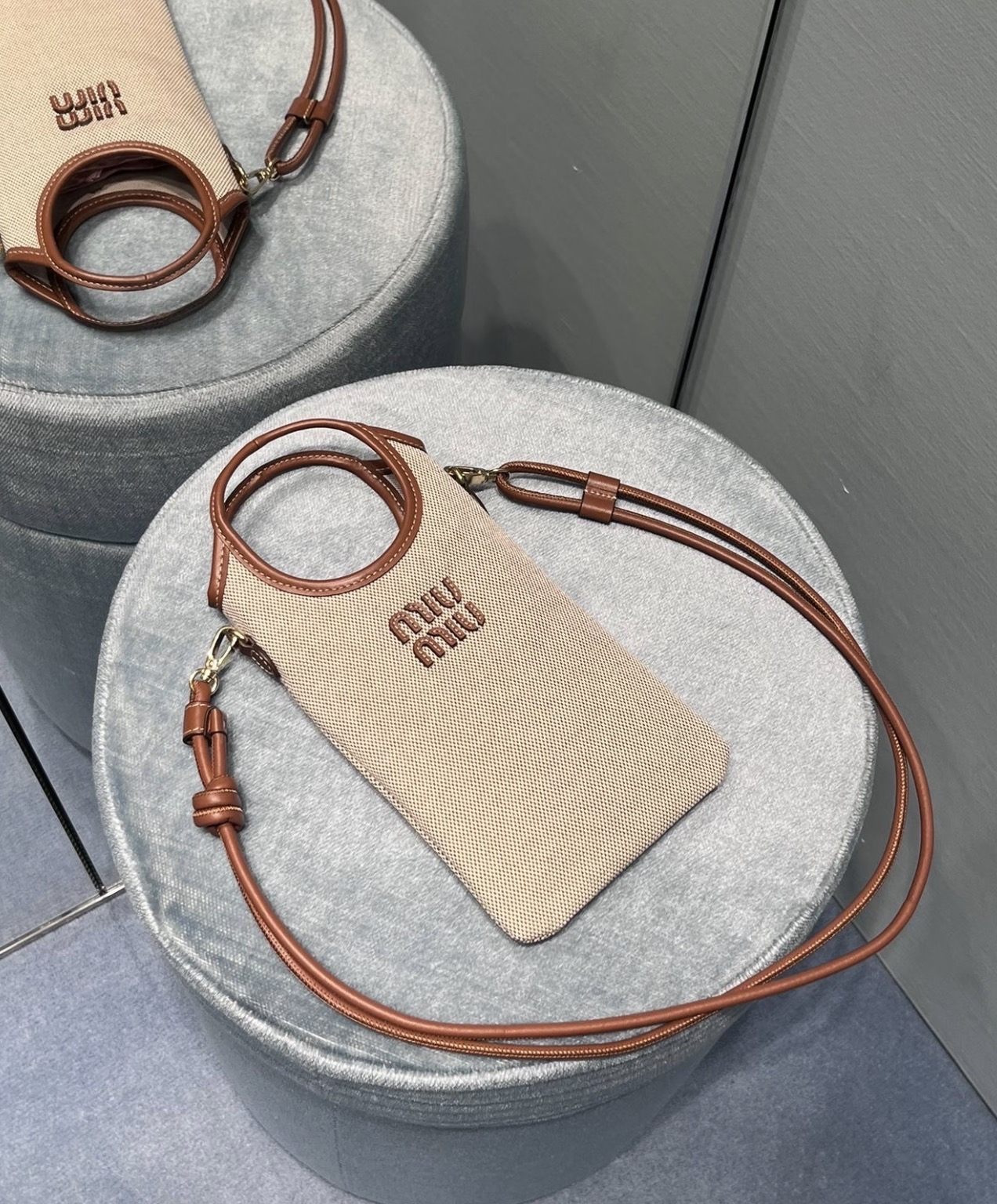 訂貨📮MiuMiu Canvas 電話袋 Size 21x12.5cm