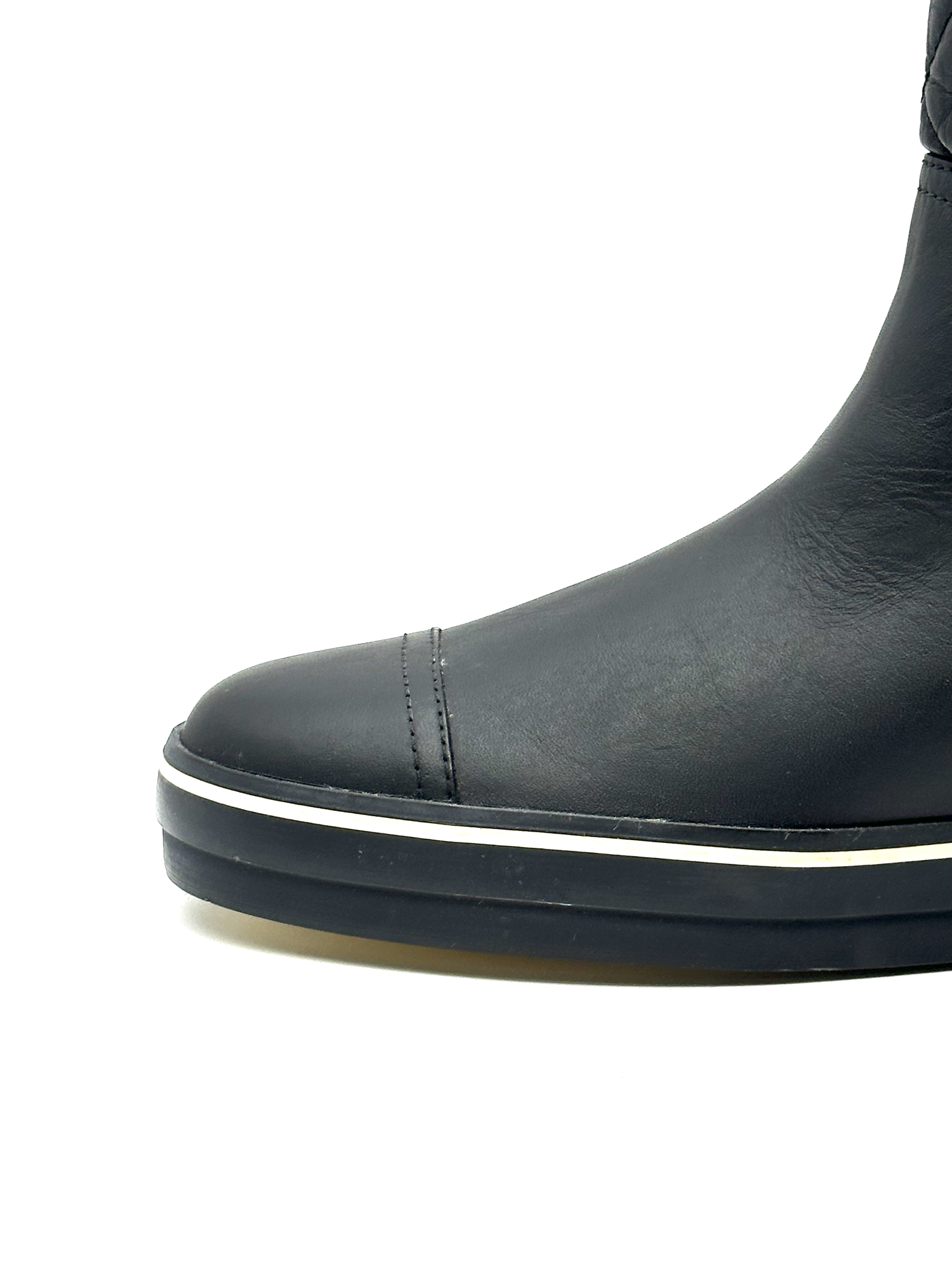 Pre-owned Chanel black quilted leather mid-calf boots / Product Code: 26040406