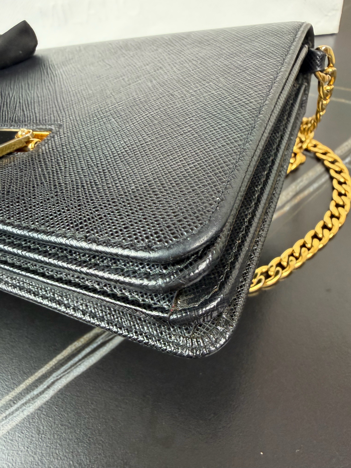 【預訂貨品】Prada三角標黑金配色woc