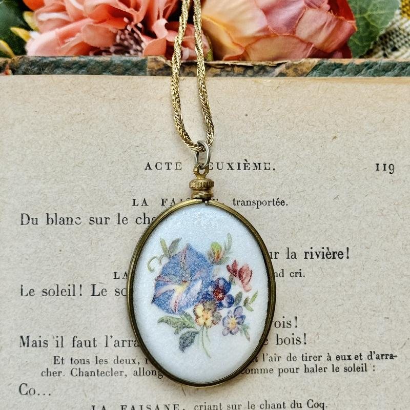 Vintage C.a. 1960-70s "Sugar-Coated" Morning Glory Flower Bouquet Pendant Necklace (MT2018-4)
