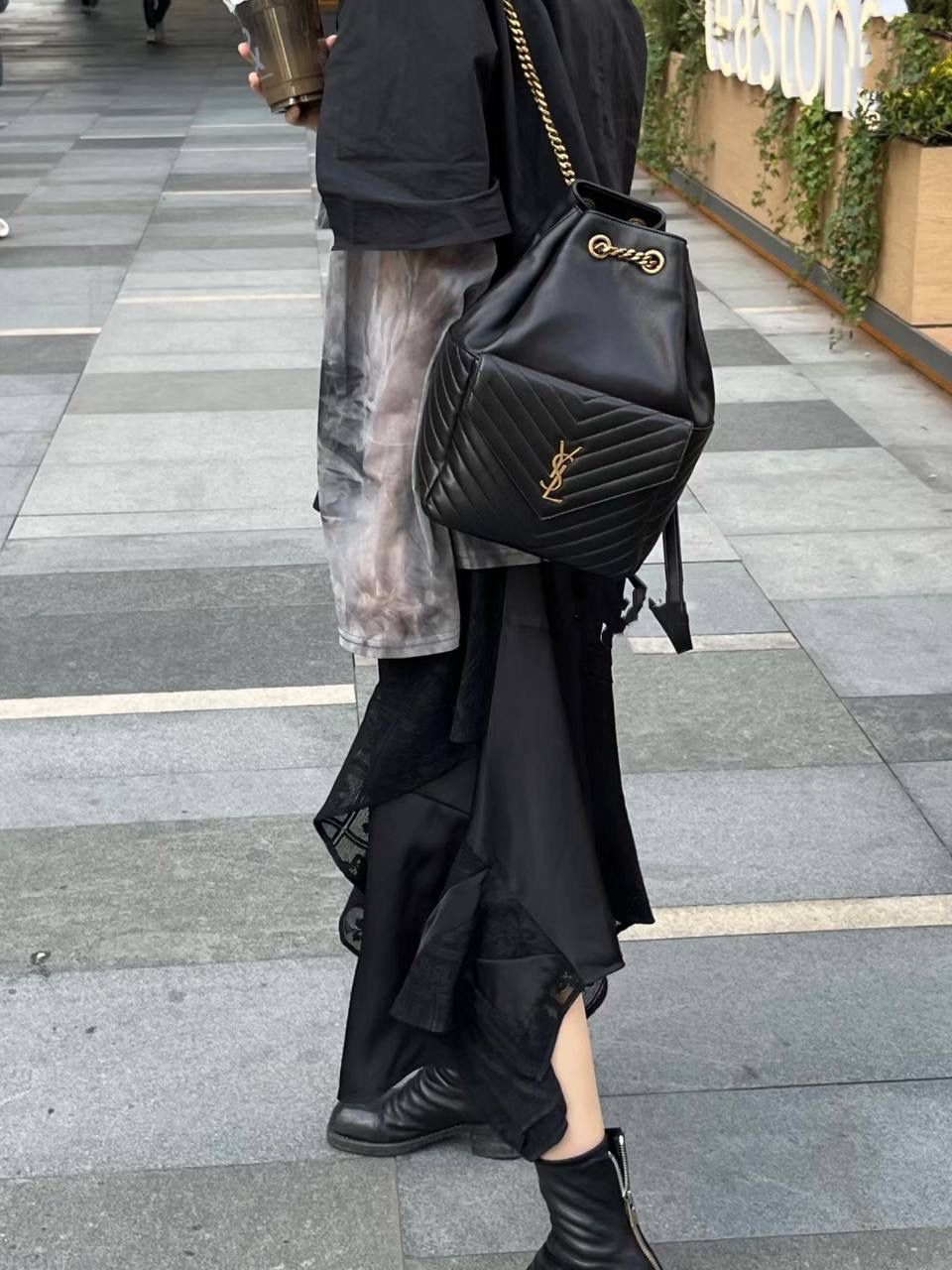 到货啦❗️ ys1 joe羊皮双肩包🖤 这只双肩绝对他们家这个品类的it bag 这个款出了好多年了 只有真的好看好背才能不被淘汰 羊皮的手感特别治愈，超级软乎 在链条肩带的双肩包里来说 这只是属于包身正好，容量巨大的类型 好实用呀，强推强推！！ 29×22×15cm672609m