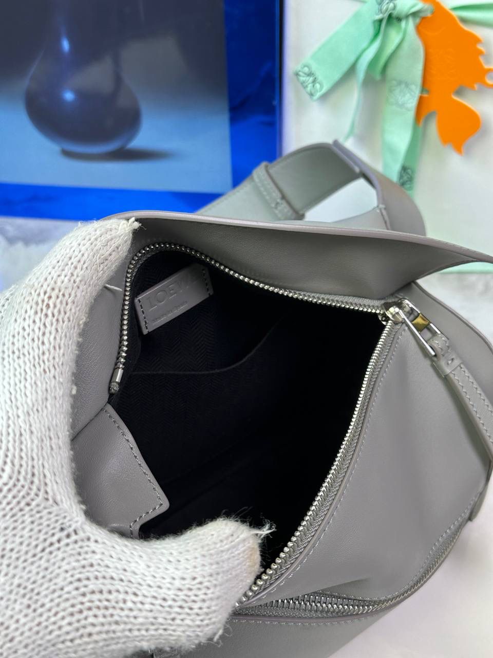 ⭐️最新升级版𝟮.𝟬-𝗣𝘂𝘇𝘇𝗹𝗲腰包⭐️ （珍珠灰到货‼️） 尺寸：𝟮𝟰-𝟭𝟬.𝟱-𝟭𝟲𝗰𝗺 款号：052343 👉🏻长方体形状和精确的切割技巧创造出Puzzle 腰包以及独特的几何线条成为 “Loe罗家”的著名代表作~ 👉🏻金属搭扣开合，刻有标志logo徽标，可调节肩带，翻盖大容量插袋和一个外部拉链口袋，🐂柔软细腻napa小牛皮，正品Ykk五金，Anagram压纹，人字纹棉麻帆布内里 👉🏻（男女♀♂同款）大小非常合适。胸包、背包、单肩、斜挎、腰包五种背法任你解锁🔒 👉🏻 （独家背景➕独家品质➕独家包装➕独家控制对版细节📦➕精致全套礼盒套装❤️） 重点：让你花最少的钱💰体验最大的仪式感❤️