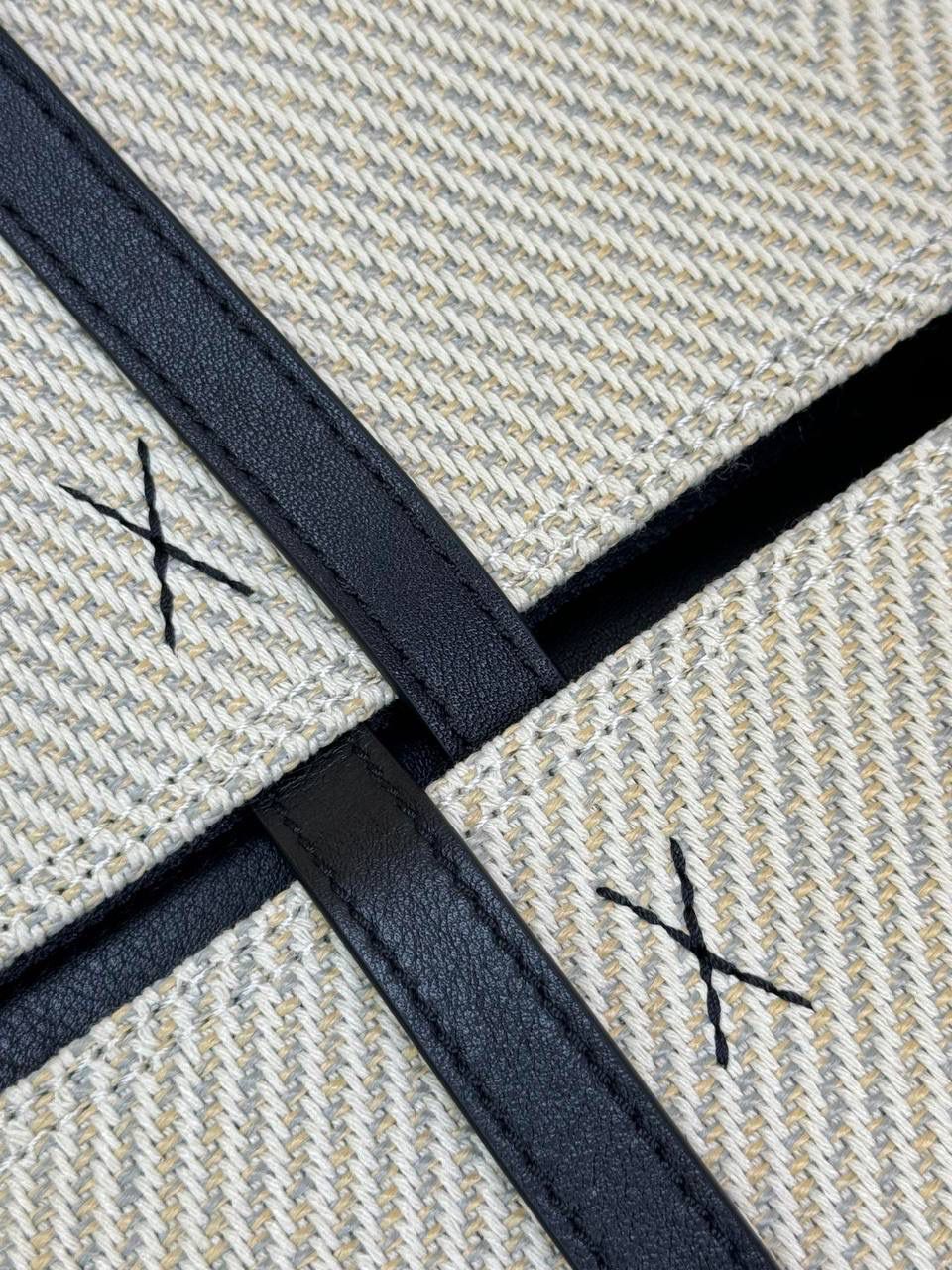 🎈*𝐏𝐮𝐳𝐳𝐥𝐞 𝐅𝐨𝐥𝐝折叠手袋👜*（亚麻刺绣） ——全新【𝗡𝗘𝗪】升级‼️ 延续经典𝙋𝙪𝙯𝙯𝙡𝙚的标志性几何裁剪设计，新晋顶流🅰️𝙋𝙪𝙯𝙯𝙡𝙚 𝙁𝙤𝙡𝙚 𝙏𝙤𝙩𝙚以折纸包为灵感，升级成🉑完全折叠‼️的结构，立体与平面任意切换，出差旅行🧳必备单品。亚麻材质轻且柔软，内鿏特别款烫金❗️ 尺寸：𝟐𝟓.𝟓-𝟏𝟒.𝟓-𝟑𝟏.𝟓cm 款号：052316