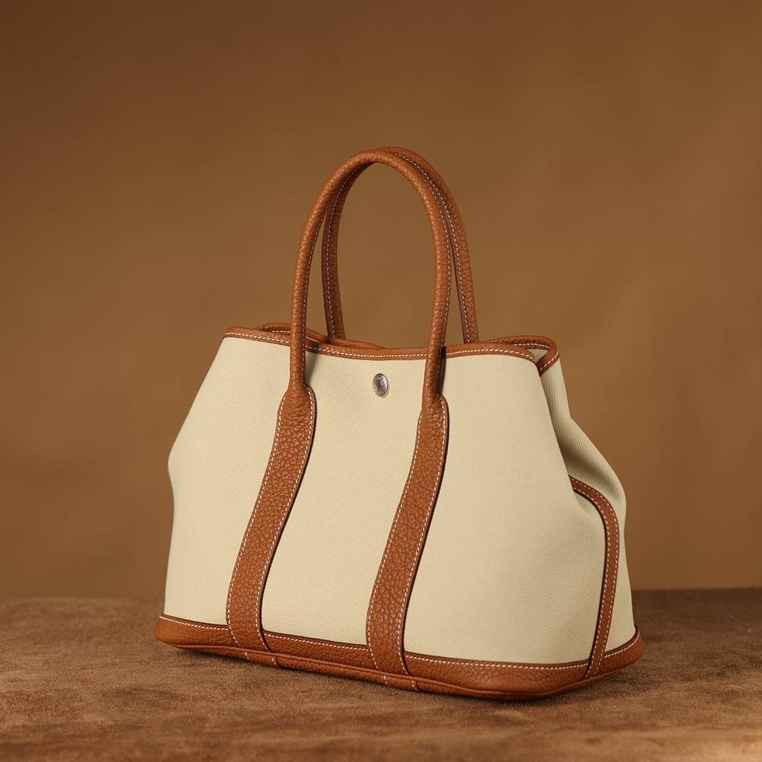 Hermes 爱马仕 Garden Party 30 布配金棕皮花园包👜✨ 尺寸：30*20*13cm 配皮面料是采用法国原厂的Togo皮，纹路清晰，颗粒感饱满，手感细腻，扑鼻而来的香味，爱不释手 版型真的是决绝子 喜欢大包的就入手吧 绝对不后悔的一款大购物袋😍💕