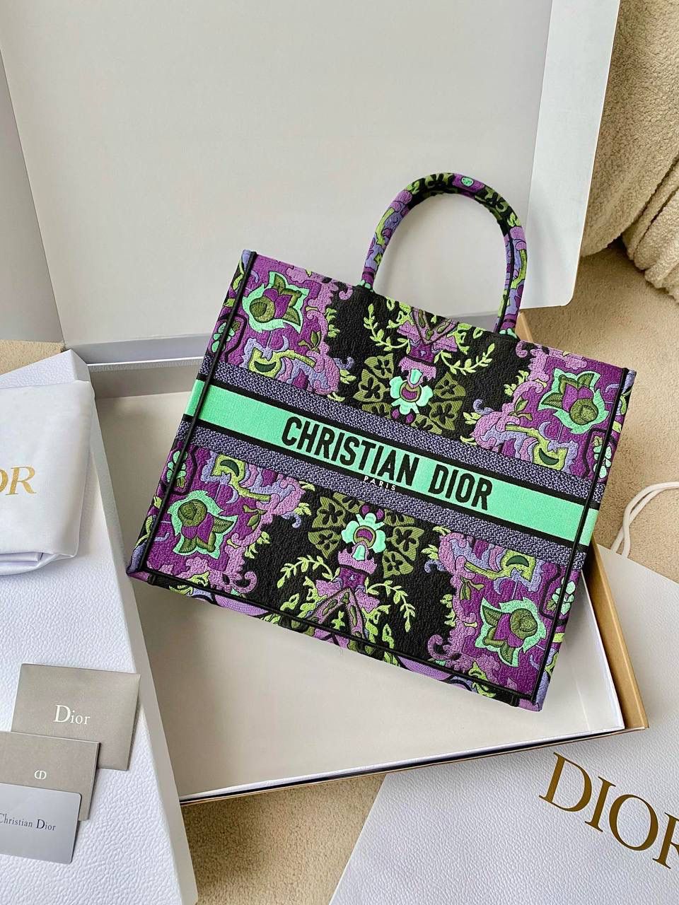 🈶漫花紫大号 𝗖𝗗 𝗕𝗼𝗼𝗸 𝗧𝗼𝘁𝗲 23最新购物袋 独特而神秘的紫色，今年的热度依旧不减 对于我这种偏爱彩色的来说，简直惊叹 印度异域风情，大自然永远有的灵感 有几分漫而梦幻的氛围气息，温柔雅致 带有一种稳定，静谧，和谐的基调🎀 多元素的文化交流，是一只行走的艺术品 42×35×18.5cm