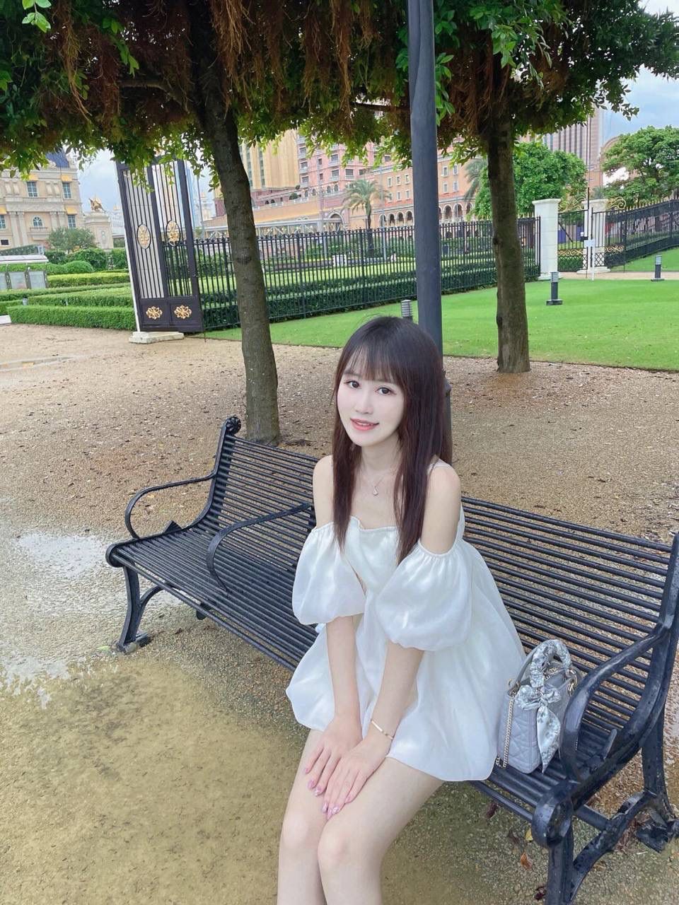 LADY DIOR 迪奥磨砂黑 三格戴妃包 一条千鸟格丝巾在手柄处，让本来四四方方的沉闷感中透露出一丝丝温柔，金属质感中也透露出一丝甜美～🖤