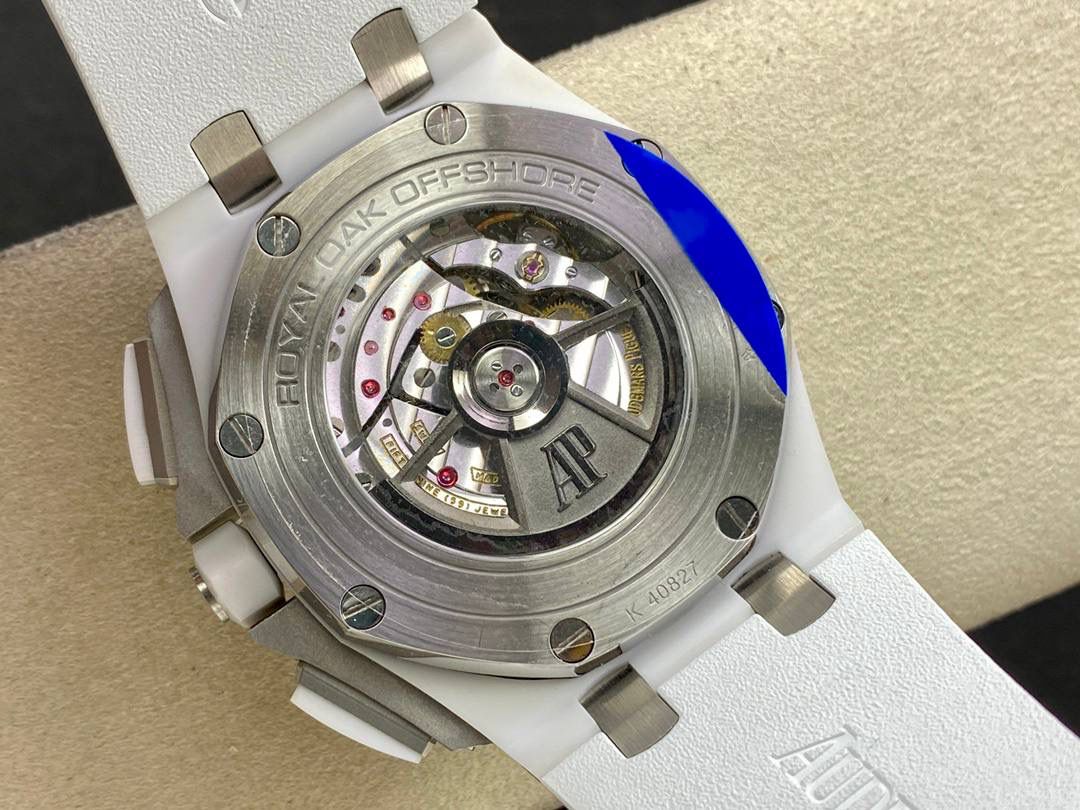 爱彼26400采用进口蓝宝石表镜，镀防眩目蓝膜，任意角度观赏都通透有质感✨。金属拉丝圈口与原装一致，六角螺丝与表框齐平，切割利落、光泽细腻。黑色格纹表盘层次分明，白色字体清晰，红色点缀的小表针格外醒目🔥；日历窗放大效果与正品同步，夜光填充均匀。六边形陶瓷表冠搭配计时按键，整体更显硬朗霸气💪。钛金属透底后盖做工精致，蓝宝石底镜清晰耐磨。搭载7750改3126机芯，走时稳定、动力可靠⚙️⌚