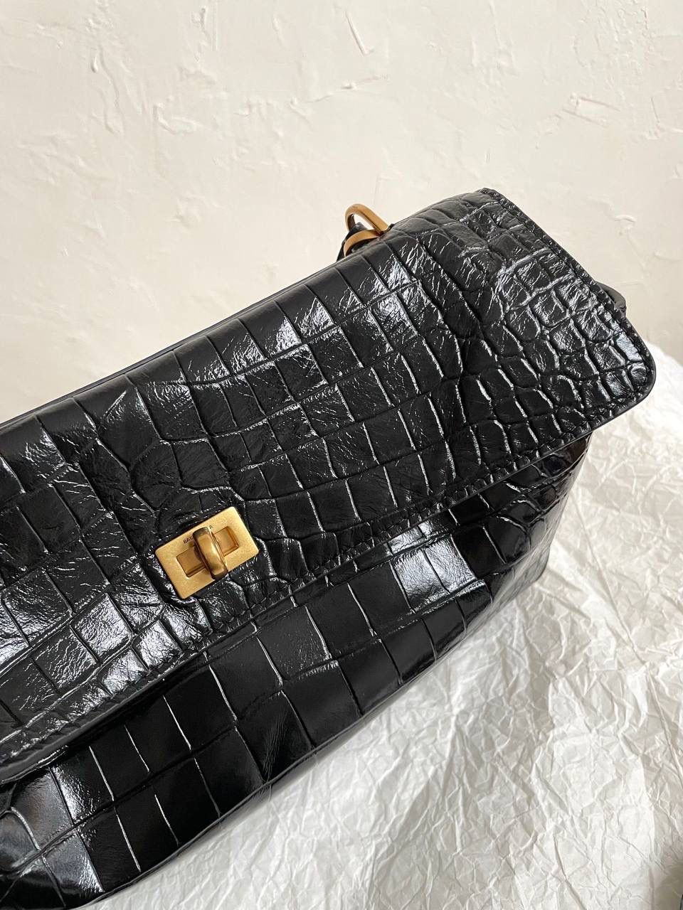 ba1enciaga rodeo 鳄鱼纹黑金中号🕋 纯纯的大爆款，大家都知道吧 一到冬天就想要整点油亮亮的包来点缀 但是又不想买饱和度过高的颜色 百搭还是基本的诉求嘛 所以这只亮面牛皮鳄鱼压纹rodeo就是很好的选择！ 鳄鱼纹压纹最怕皮硬 一定要够软包型才够慵懒 我们是自家定制皮料，非市场通货❌ 我们是不会跟风用通货皮做的😡 mini真心可爱，和kelly20的大耳朵很像很像 大号：39.8×29.9×12.9cm789744m 中号：35×23.3×10.9cm789772m 小号：28.9×20×9.9cm789779m mini：23×17×9cm795456m