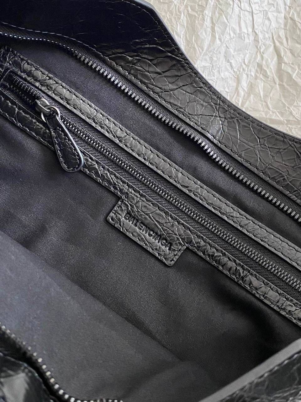 爆款🔥 ba1enciaga lie city机车包中号 黑枪🖤 哎呀，时尚真是个轮回啊 熹妃回宫！机车包24年强势回归！ 铆钉系列虽然古早，但经典 回归肯定有它的硬道理 用过city的姐妹应该都知道 它耐用 抗造 容量大 有拉链 可拎可背可挎，从日常到工作，从工作到旅行 就没有它装不下的物品 最好卖最有范儿的还得是中号 38.5×24×13.5cm797786m