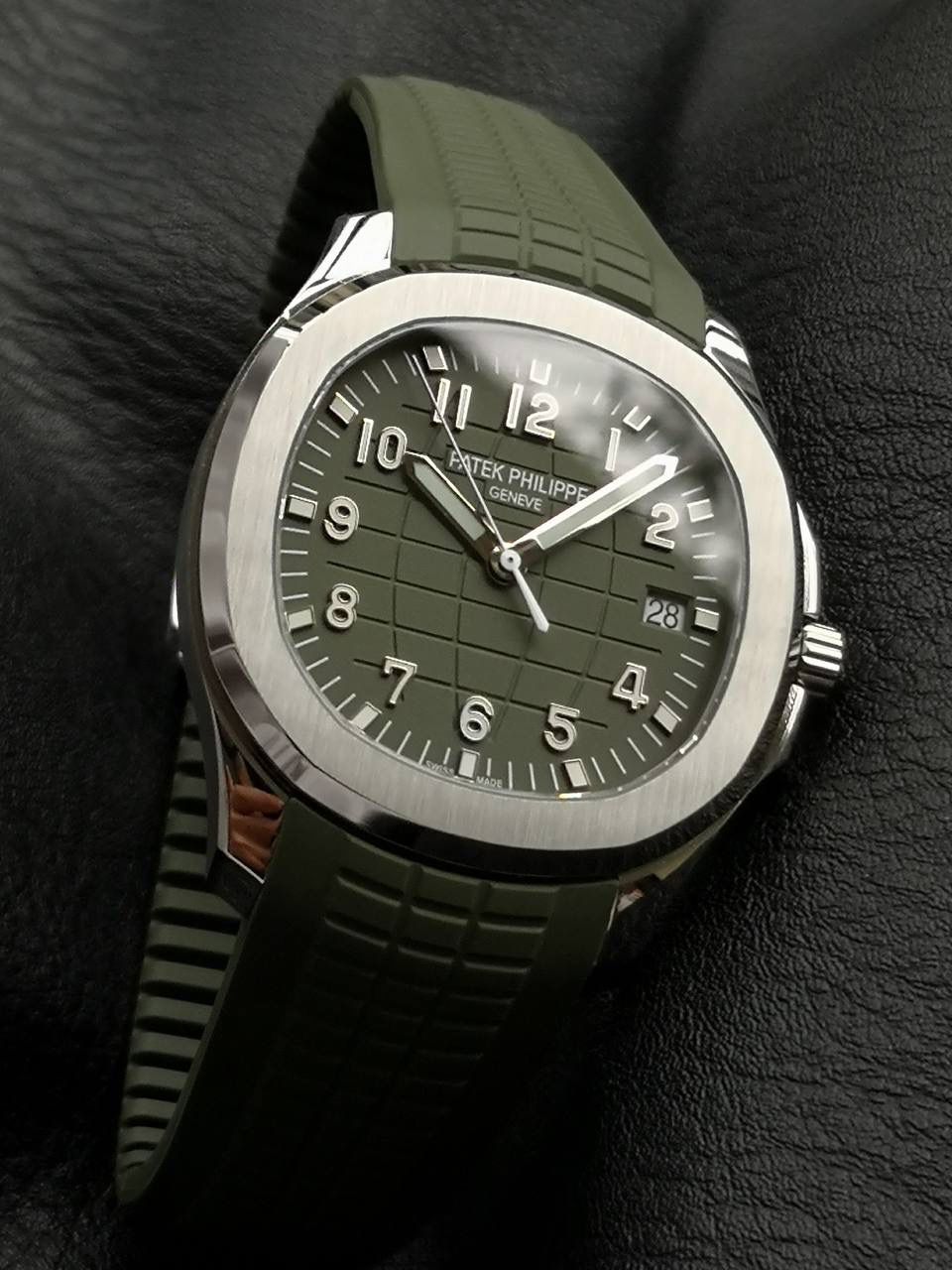 百达翡丽 5168G 配重手雷 1.壳套采用特殊材质CNC原版数据开模，整表重量和正品几乎没有区别，不同于市场普通版本上手轻飘飘，整表120克重 2.机芯选用324/330 一体开模机芯(3k同源机芯) 3.表壳尺寸42mm 厚度8.3mm(跟足原版) 4.所用配件，字面，针，胶带严格参照原版颜色开模定制，精益求精 5.表壳不锈钢 内部加重 承诺所有本厂出的配重表款绝不掉皮，掉皮无理由更换全新 6.表扣 表壳全部冲压贵金属logo 非腐蚀激光垃圾工艺！