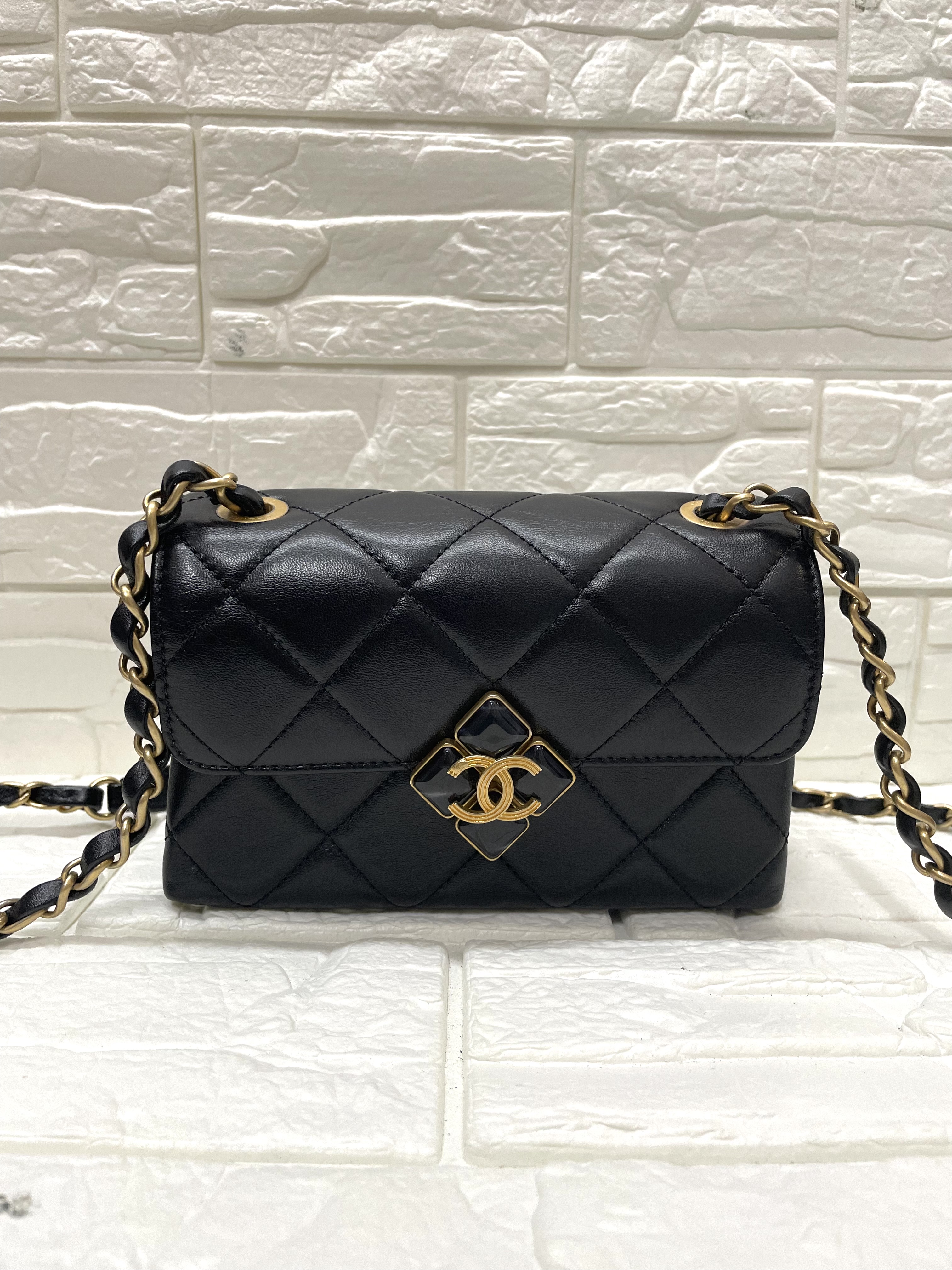 Pre-owned Chanel Diamond Lock Flag Bag