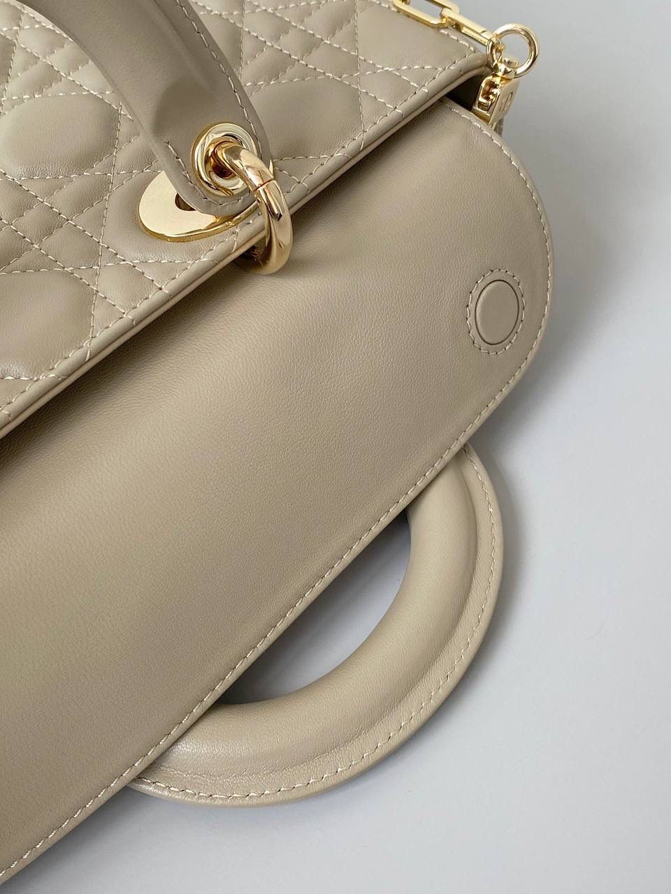 奶茶色🤎 𝗗𝗶𝗼𝗿 𝗗-𝗝𝗼𝘆 𝗯𝗮𝗴羊皮新色 时尚果然就是轮回，回归了一把中古戴妃 长方包形，短链条➕细长肩带直接封神！！ 复古时髦感超强，真是什么场合都可以把住 绝对是lady中的天花板了，强势出圈啦姐妹们😍✨ 26 x 13.5 x 5cm