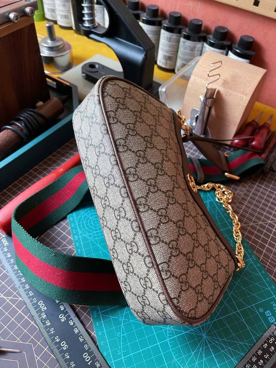 🔘gg ophidia系列小号手袋 草莓圣诞款（天花板级别） 无论你是怎么样的妹纸，想必都有一短小小的时光，总是想被草莓的东西包围着吧！ 今年圣诞款是甜蜜的风格，草莓的色调已经疯狂流行起来了。正厂意大利marbella pellami进口皮，佛罗伦萨顶级的制皮工艺，行业标杆业界翘楚领头四大门派，拿手的猪皮纹有各式各样的软度，所以有些时候真的要好好对皮跟颜色，好皮不是天天有，配上同等做工，打造唯美的气质，优秀得很勒🤩🎀 尺寸：25x15x6cm 🔍款号：735132