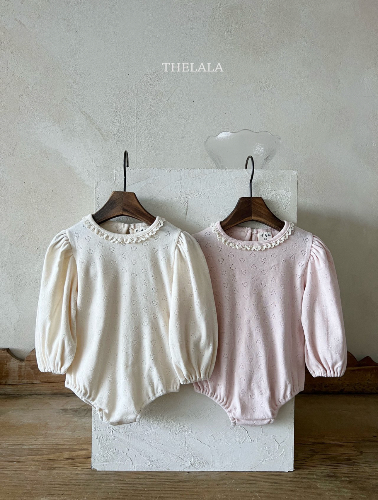 🌸預訂 韓國直送🌸🇰🇷THELALA兩色蕾絲心心通花長袖包屁衣