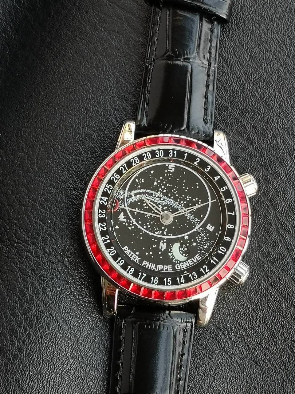 百达翡丽PP-6104G 日内瓦苍穹系列 市场顶级复刻神作震撼来袭！ 搭载原装进口miyota全自动机械机芯改制Cla.240机芯，搭配原装珍珠18K金自动锤，走时精准稳定，性能媲美正品；表圈镶嵌45颗璀璨宝石，表扣点缀28颗珍稀晶石，光影流转间尽显奢华质感；微拱形防眩目处理表镜，折射效果立体通透，让表盘细节清晰可见，质感再升一级💯💯