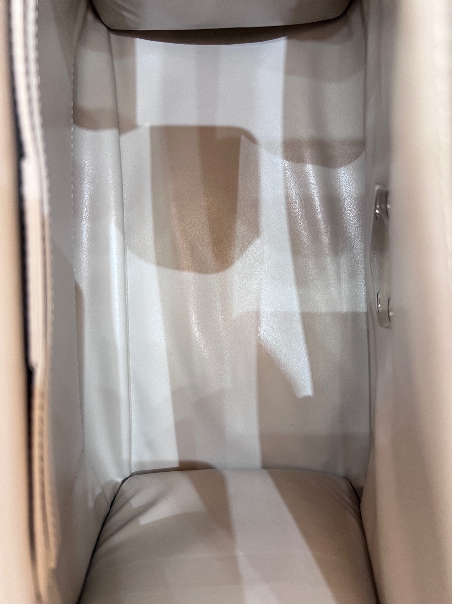 【預訂貨品】閒置新⭐️  Ferragamo Letty系列米白色牛皮斜孭包