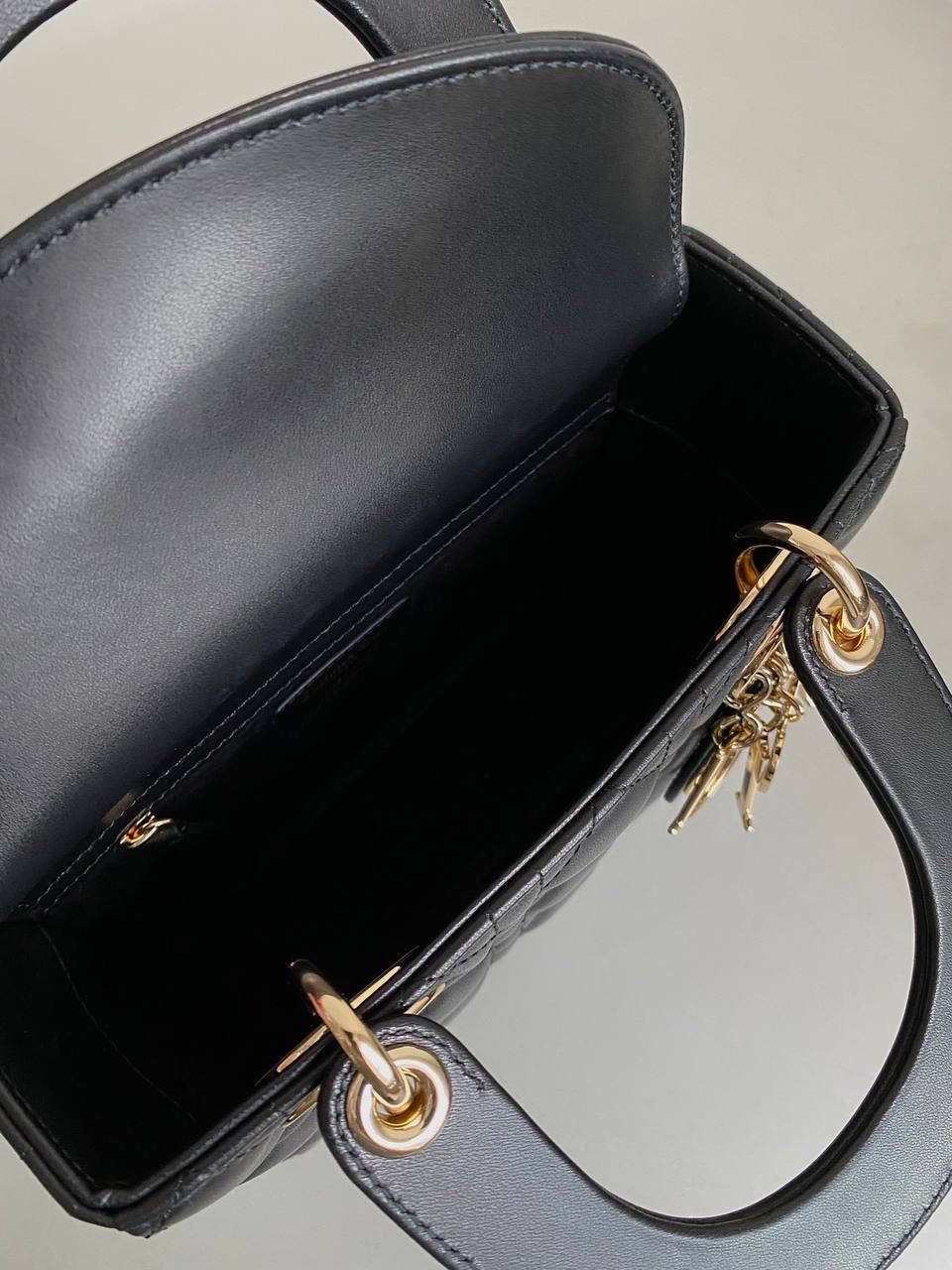 🈶黑色，四格 𝗗𝗜𝗢𝗥 𝗟𝗮𝗱𝘆七夕限定 在经典的基础上加了爱心小挂饰 让整个氛围有了爱的烂漫气息 戴妃作为经典的代表，怎么买怎么对 特别手拎时会显得整个人非常温柔优雅 我一直都推荐女生一定要有一只经典款 每个颜色都好好看，完全不需太纠结 20×16.5×8cm 4123m