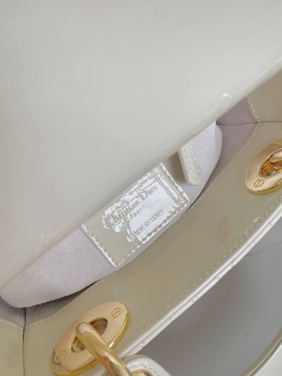 🈶漆皮白🩷𝗗𝗶𝗼𝗿 𝗟𝗮𝗱𝘆三格， 谁能抗拒这奶里奶气的新颜色啊 淡淡的色调，看着心情就很好 夏天用简直不要太合适，乖到炸了 17×15×7cm