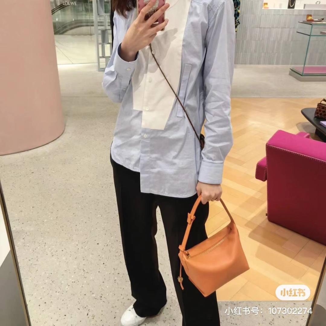 𝐂𝐮𝐛𝐢 便当包💟全皮限定款 👉 橘色 👀看这里 ⚠️ 重点：独家包装⛱️ 🔅 砖柜礼盒 🔅最新“奋斗篇”礼品袋 🔅 棉麻防尘袋 🔅 银色礼物卡 🔅 身份ID卡 🔅 满印logo雪梨纸