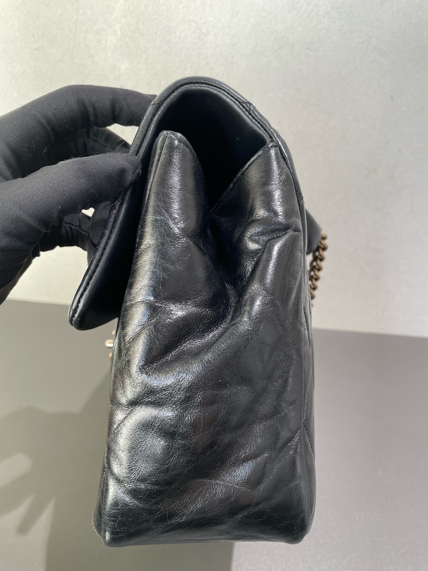 【預訂貨品】 Chanel 黑金油蠟皮 復古郵差包