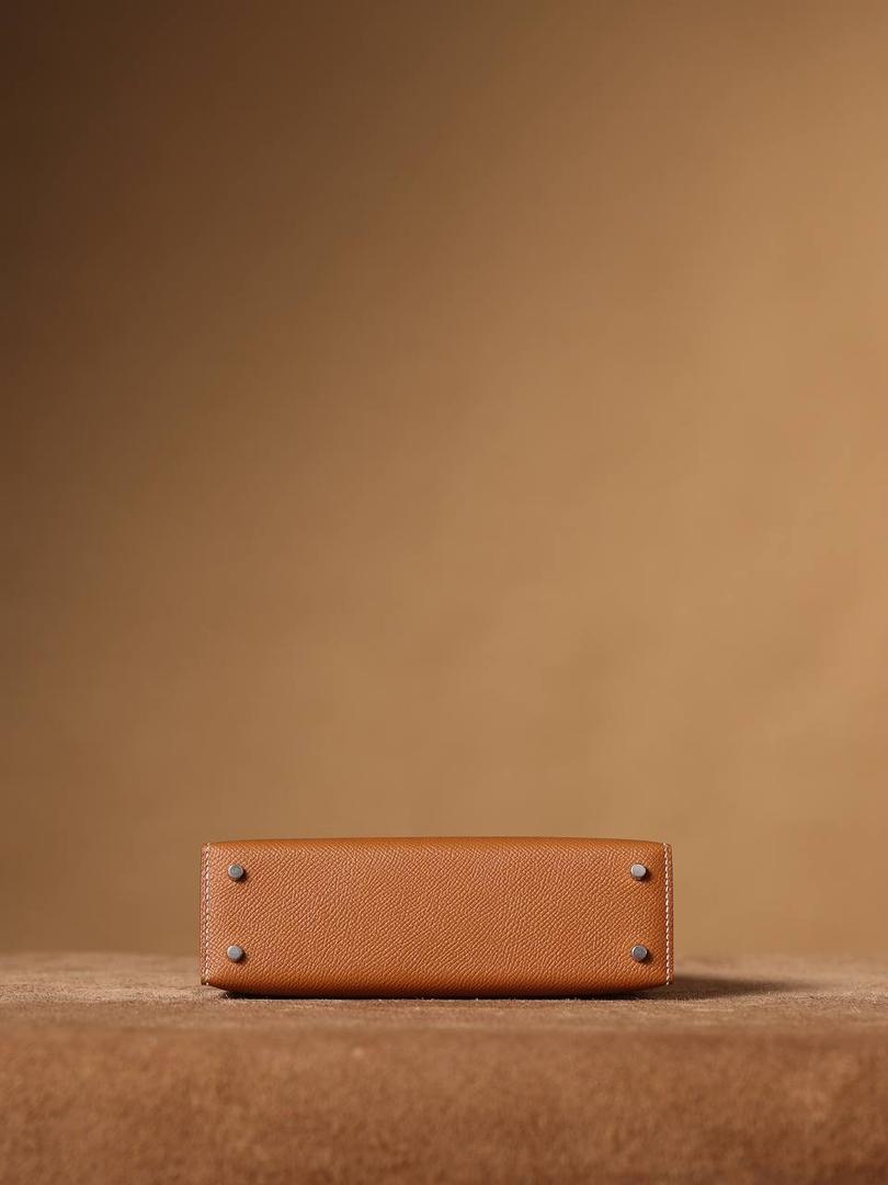 HERMES 爱马仕 Mini Kelly 二代👜✨ Mini Kelly 二代 金棕银扣 高清实拍图 尺寸：19*12*6cm Hermès爱马仕是世界著名的奢侈品品牌，1837年由Thierry Hermès创立于法国巴黎。 爱马仕早年以制造高级马具起家，迄今已有180年的悠久历史。 其整个品牌从整体到细节以及专卖店，都弥漫着浓郁的以马文化为中心的深厚底蕴🎀