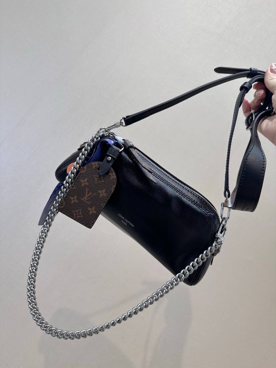 今天来跟大家聊一个最近真的很🔥的包包——LV Pochette Vibe 🖤✨ 对～它是 2025 新款，现在懂的人才在找 😎 这款来自 LV Vibe 系列，包身是那种亮亮的羊皮革，一看就很有质感～加上 Monogram 行李挂牌标签，直接把 LV 以前做旅行箱的经典味道拉回来，复古中又带一点酷，真的很可以 🖤