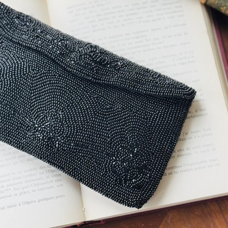 C.a. 1950s Vintage Artel MFG. Co Montreal Made in Japan Black Bead Evening Envelop Clutch (MT2055)